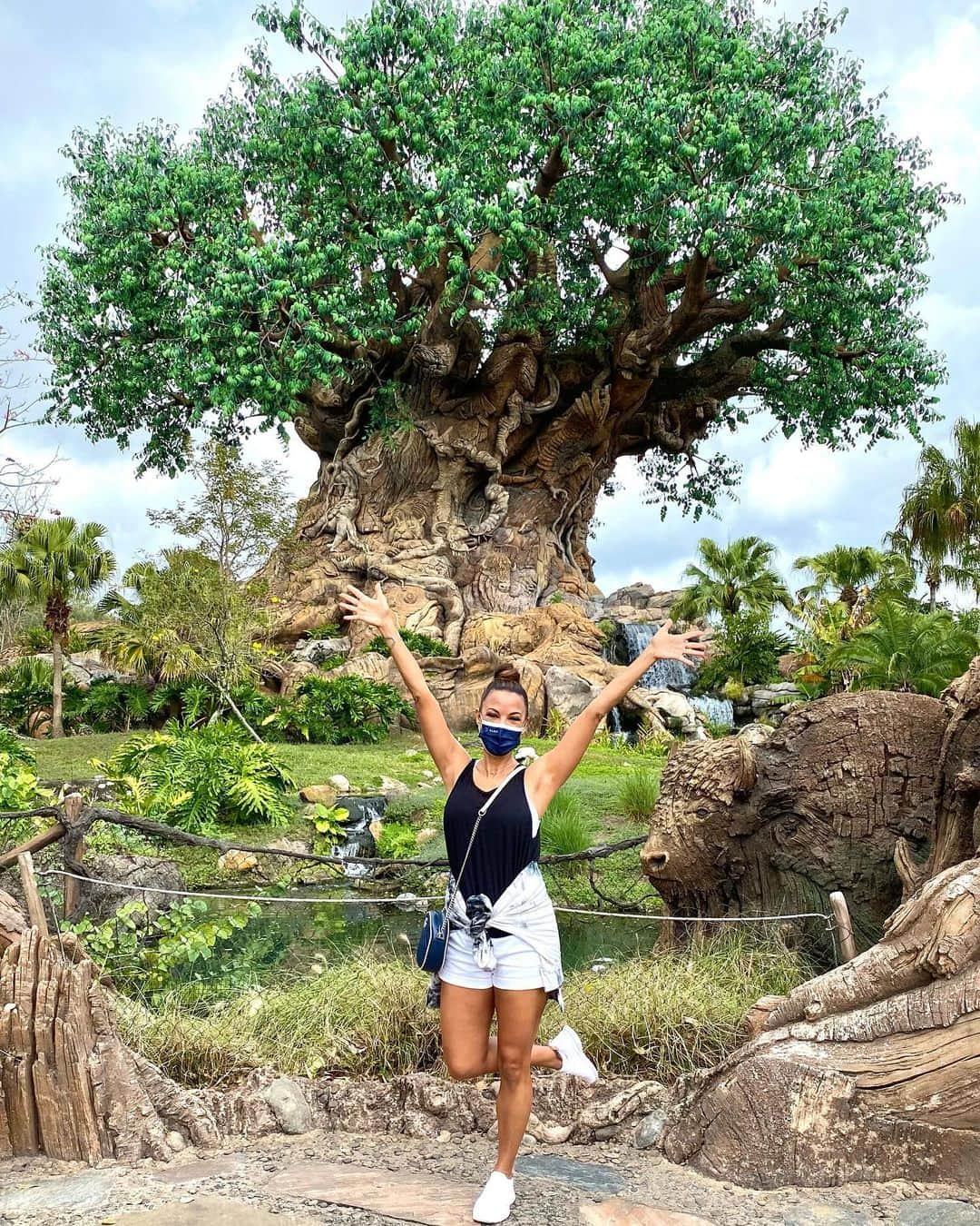 のインスタグラム：「Overheard Today At @disneysanimalkingdom : “Kinsey, get your head outta the damn trash can please!!” She’s not wrong Kinsey, I think we all need to get our head outta the damn trash can sometimes. 😜 #thinkhappythoughts #bekindtoyourself #bekindtoothers  #treeoflife #pandoradisney」