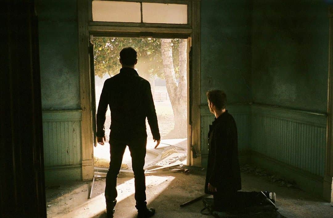 フィービー・トンキンのインスタグラム：「Found this photo I took of Joe and Daniel on an ill fated day for Miss Hayley on The Originals ✨」