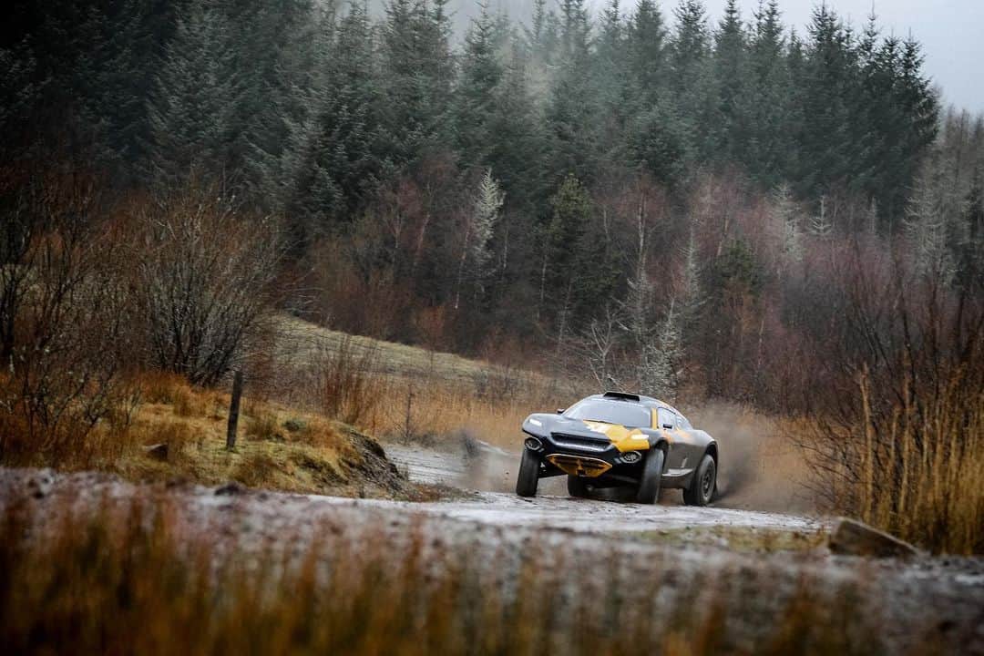 ジェンソン・バトンのインスタグラム：「Sliding into the weekend @jbxeracing #offroad #extremee #pipt」