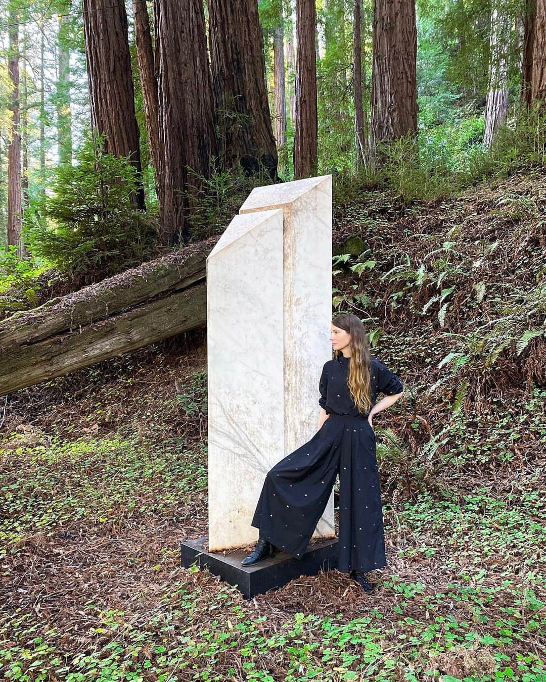 マンディクーンのインスタグラム：「I recently learned a German word: Waldeinsamkeit- the literal translation is “forest loneliness”. But the meaning is something along the lines of- a feeling of being alone in the woods, completely surrounded by nature, feeling a connection to the world around you. 🌲☘️🌲 Side note: Waldeinsamkeit is now my second favorite German word (but don’t ask me to pronounce it).  My absolute favorite German word?....... Handschuh.  Which literally translates to “hand shoe” and means GLOVE. 🤚 👞 =🧤  Hand shoes. Can you ever use the word glove again? . . . . . . . . . . . . .  #womenwhoseek」