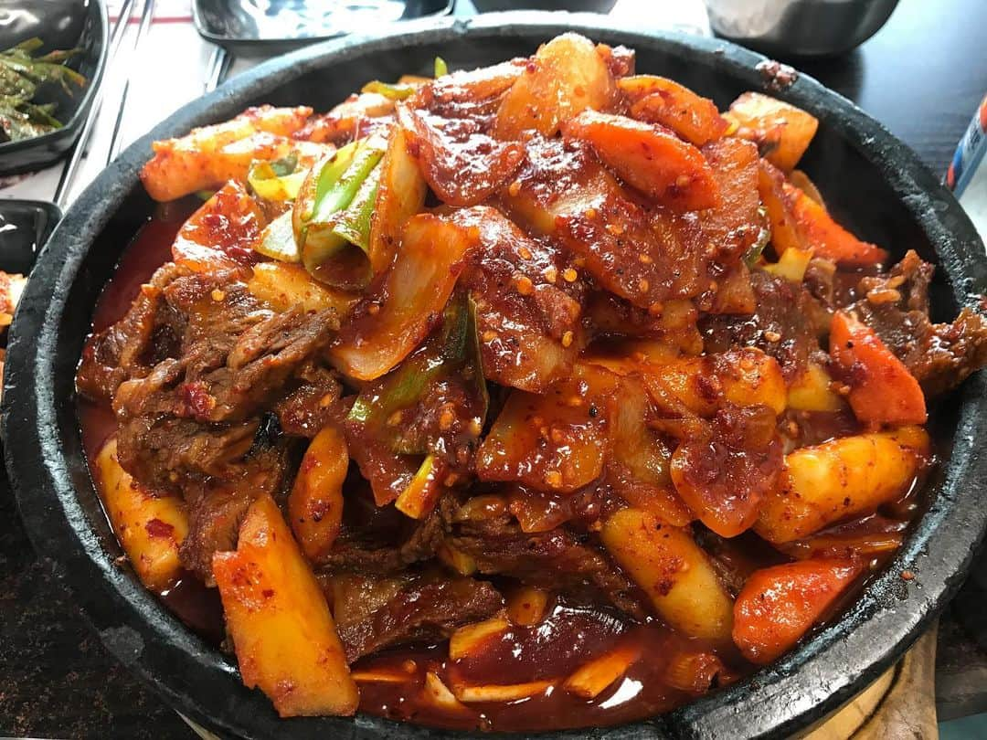 デイビット・チャンさんのインスタグラム写真 - (デイビット・チャンInstagram)「I’m gonna order some galbi-jim for Korean lunar new year🧧 (Seollal 설날). I’m torn between versions from @sunnongdanyum @spoonbyh @parksbbq @yukdaejangusa. All equally delicious...I might have to order from all four. I already made ddukguk. A great eating day. 새해 복 많이 받으세요」2月13日 2時21分 - davidchang