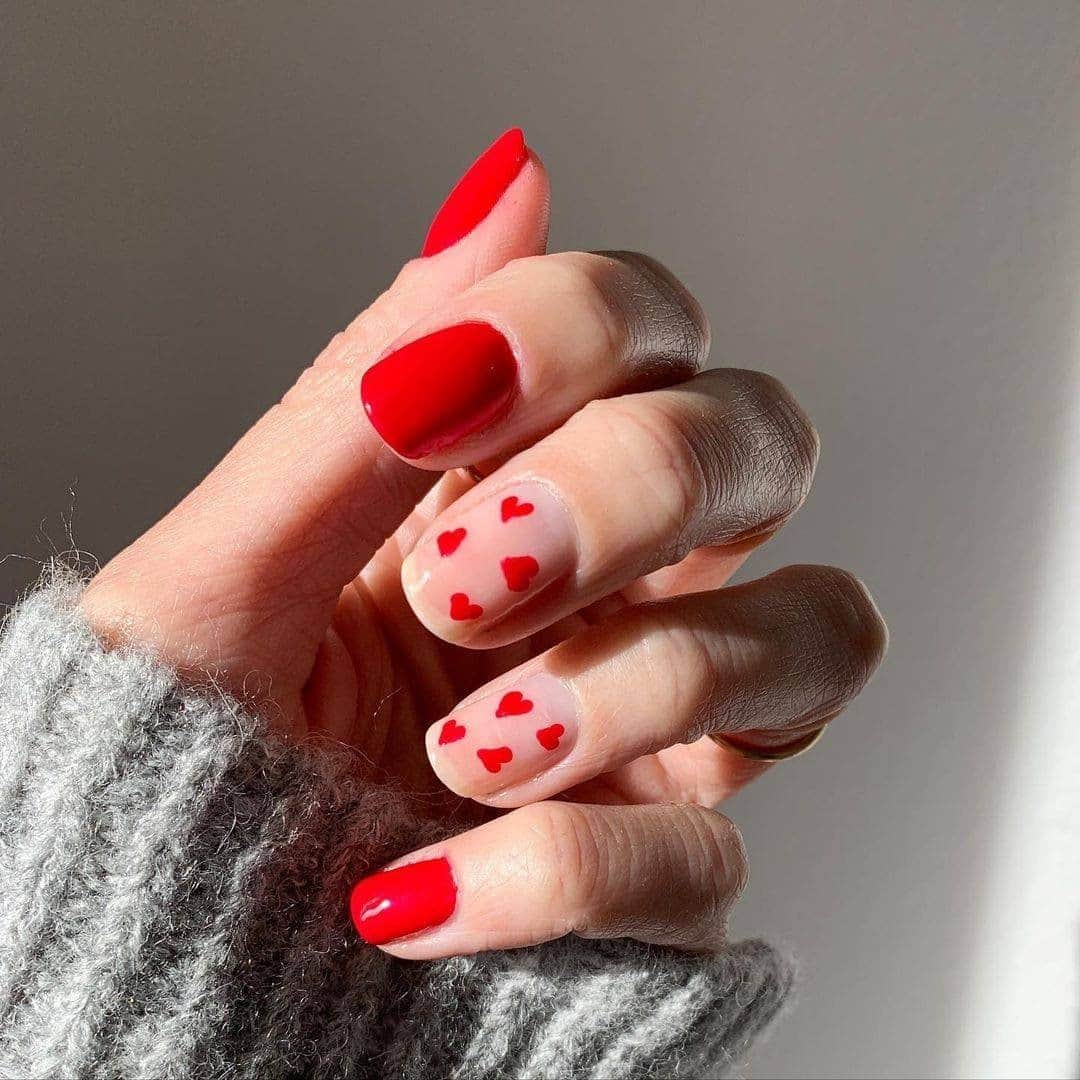 Revlonさんのインスタグラム写真 - (RevlonInstagram)「No Valentine's Day (or any holiday for that matter) is complete without a special mani 💅 Show us your themed nails!  @lamirinails used #ColorStay Gel Envy in Roulette Rush (620)」2月13日 2時23分 - revlon