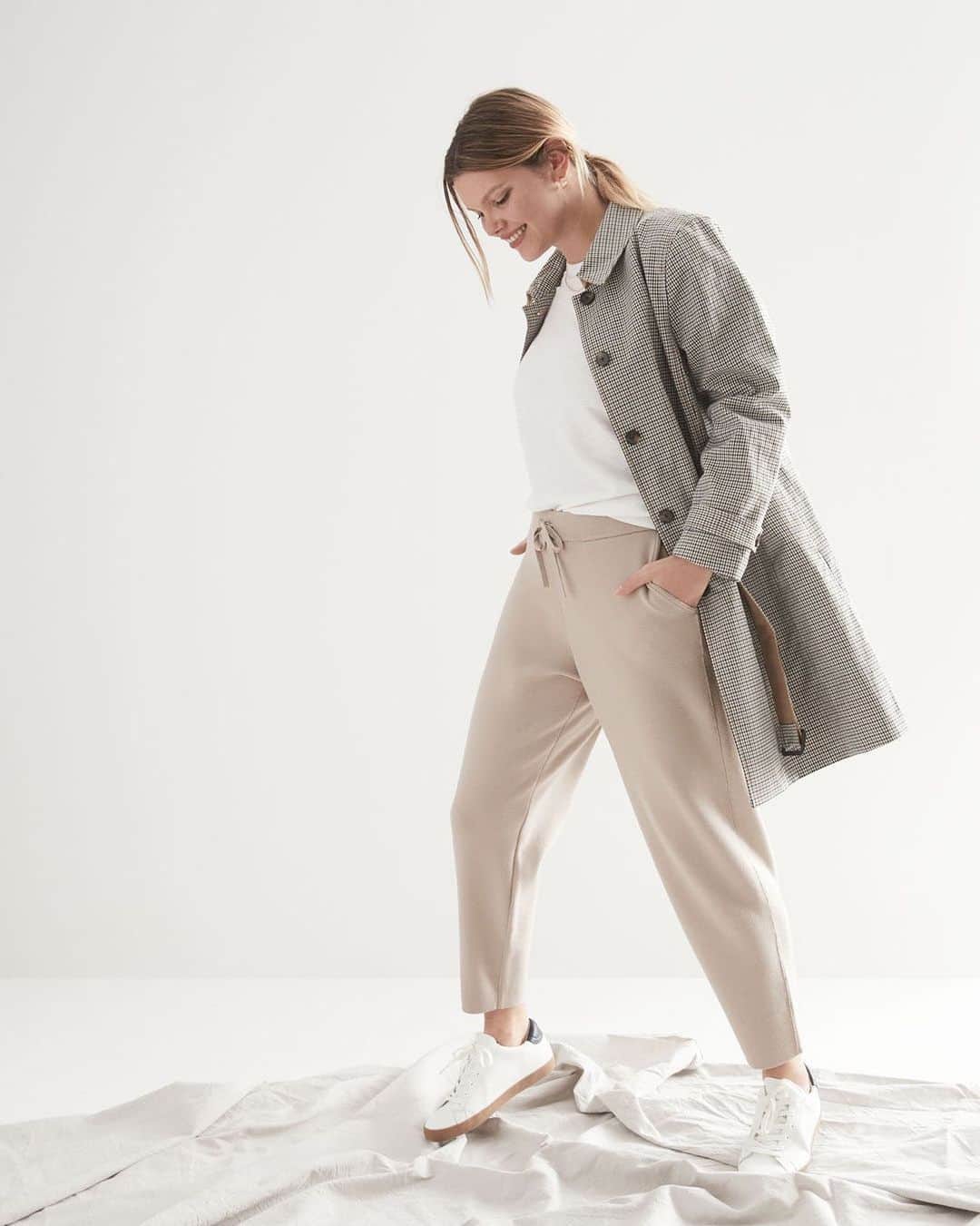 Banana Republic のインスタグラム：「Step into Spring with statement outerwear that elevates an everyday look. Running errands never looked more chic. Tap to explore the look.」