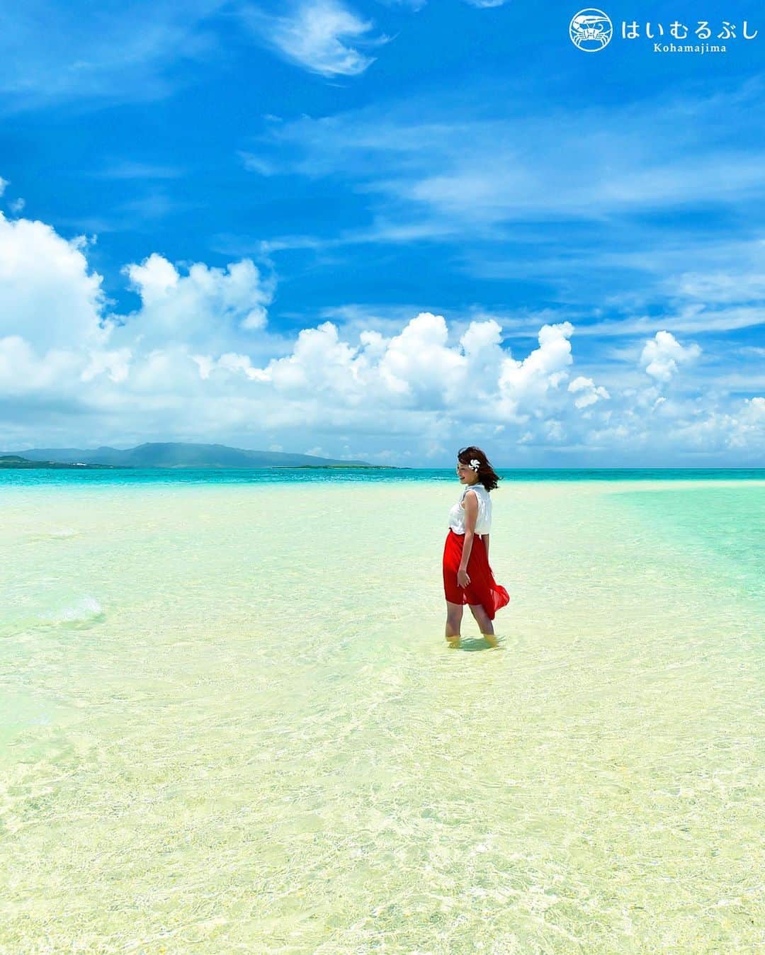 HAIMURUBUSHI はいむるぶしさんのインスタグラム写真 - (HAIMURUBUSHI はいむるぶしInstagram)「小浜島・はいむるぶしから癒しの風景をお届けします。 幻の島が姿を現す前の遠浅の海… 打ち寄せる小波の冷んやりとした感触と爽やかな海風が心地よい島時間。 青と白の美しい世界に癒されます。 #沖縄 #八重山諸島 #浜島 #幻の島 #ツアー #小浜島 #リゾート #ホテル #はいむるぶし」2月13日 2時25分 - haimurubushi_resorts