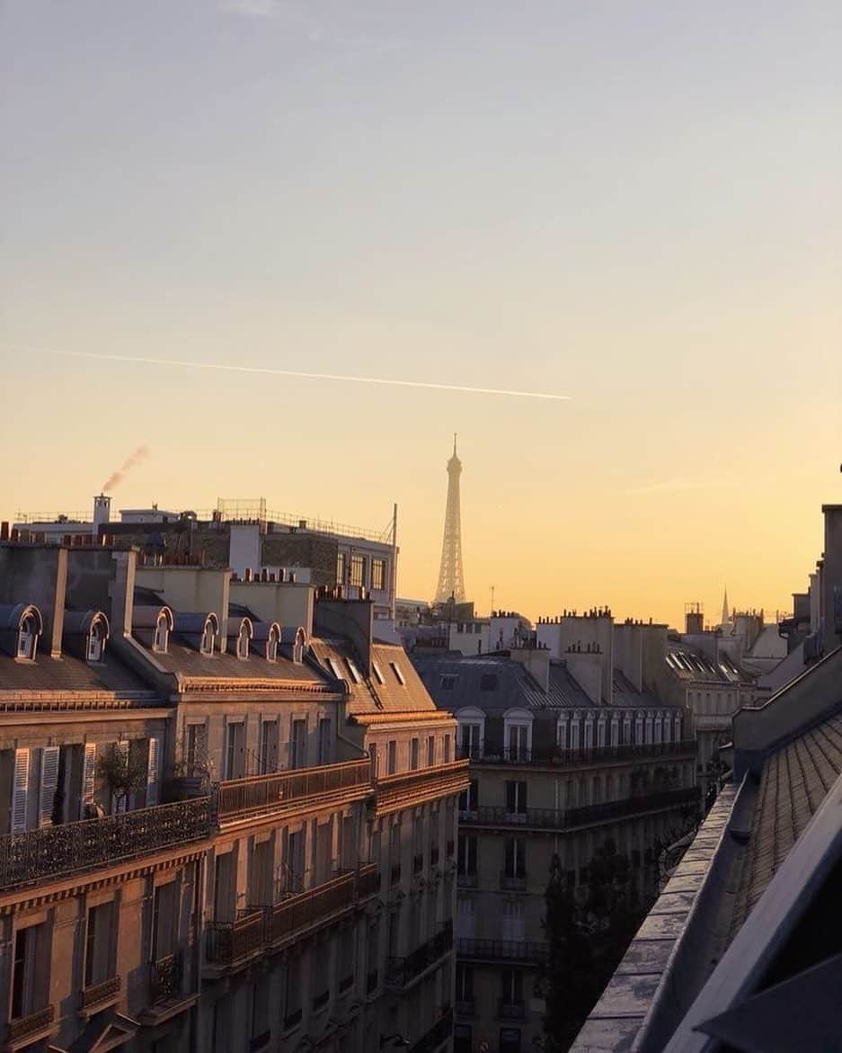 のインスタグラム：「FRIDAY! Le moment est venu de prendre du temps pour soi...  Time to relax...Have a lovely week-end #GerardDarel #Friday」