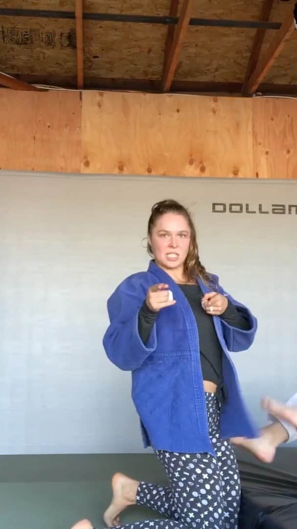 のインスタグラム：「You can do it from almost any grip - for no gi try the sliding hand down the back variation @nodnbproductions #StepIntoRondasDojo」