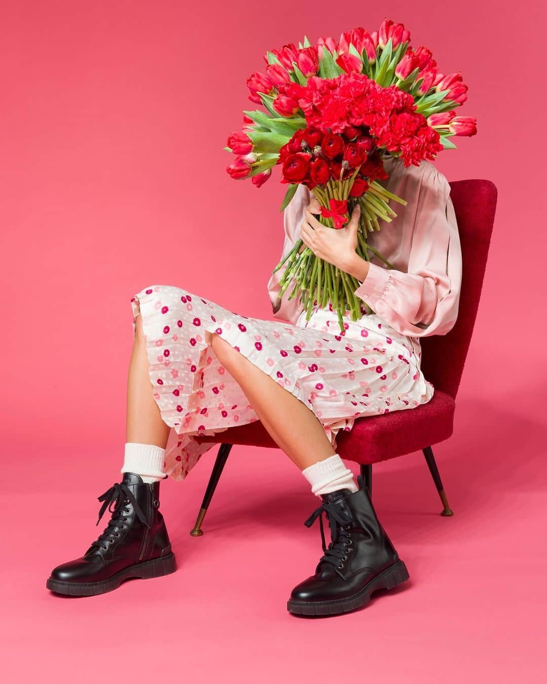 のインスタグラム：「A fun edgy twist to a feminine look. It takes one model to bring a boost of energy to any outfit, the @carshoe Block booties are the perfect solution for that. #CarShoeBlock」