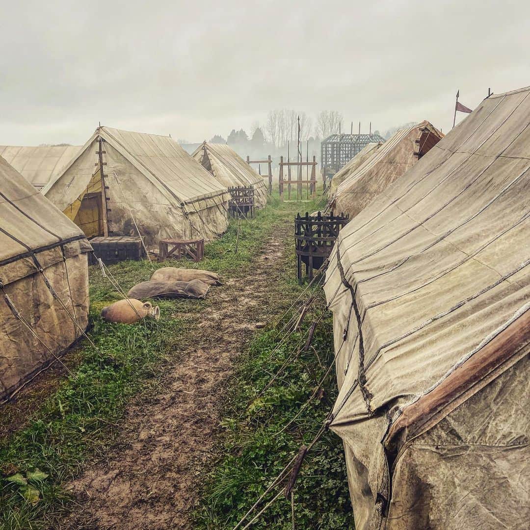 デビッド・モリシーのインスタグラム：「And that’s a wrap on @britannia_tv 3 What a fantastic crew and cast! It’s been a tough one and everyone has worked so hard to get us through to the end. Congratulations! It’s a crazy ride this Season folks!!!」