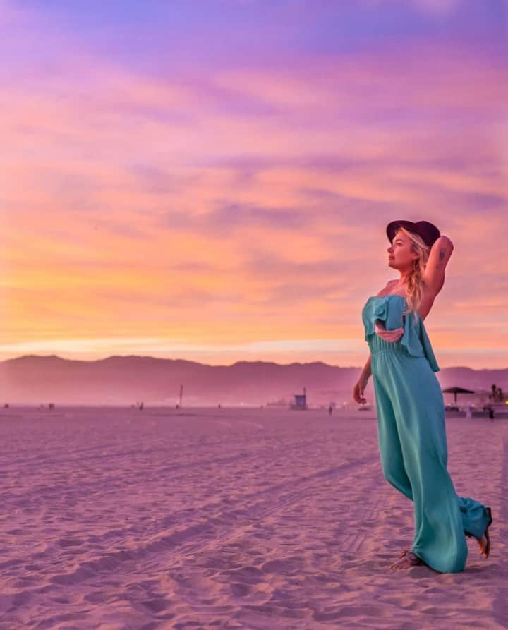 アリサ・ラモスのインスタグラム：「Let’s talk about therapy and self-growth! I feel like therapy is often misconstrued as taboo, so not many people talk about it or try it.  But the sole purpose of therapy is to simply guide you through self growth, understanding, strength, and love! It does NOT mean something is wrong with you or you have a problem!   Plus it REALLY helps to have an outside, professional opinion and insight! Because let’s be serious, sometimes it’s hard to open up to friends and family about personal issues, or get an unbiased, unjudged opinion!   Anyway, I myself found a fantastic relationship therapist named Miriam (@howtobeyourbestself )who I wanted to share with you since I did get hundreds of messages from people who went through a similar situation that I was in.   It really truly has been helpful to talk to her, to understand what went wrong, and what I need to stop blaming myself for! She helps people going through breakups and also does couple counseling as well, something I’d recommend trying before it’s too late and you’re seeing her for a break up 😜  Also, for the single ladies, she can work with you to understand yourself and what you’re looking for, to help you create your next healthy relationship!  Oh! And she also has traveled as a couple extensively, so is very familiar with travel relationships as well!  Anyone else here a fan of therapy and self-growth?  (📷: @crazyintherain )  #selflove #personalgrowth #wellness #relationshipgoals #solotravel」