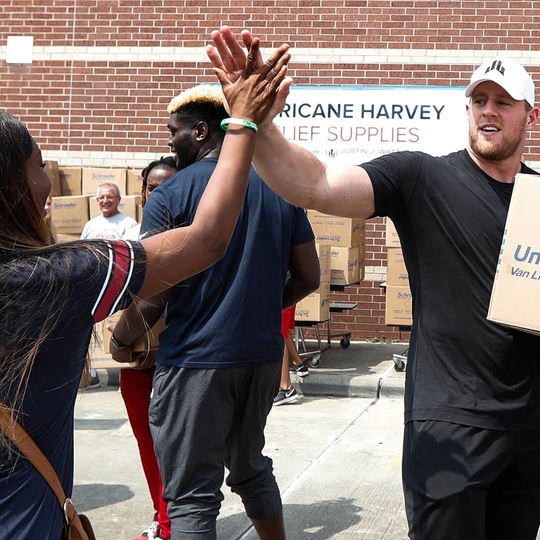 NFLさんのインスタグラム写真 - (NFLInstagram)「After Hurricane Harvey devastated Houston in August 2017, @jjwatt set a goal to raise $200,000 in relief. He raised $41.6 million instead, money used to provide meals, rebuild homes, childcare centers and much more. ❤️ #houstonstrong   📷: AP」2月13日 2時47分 - nfl