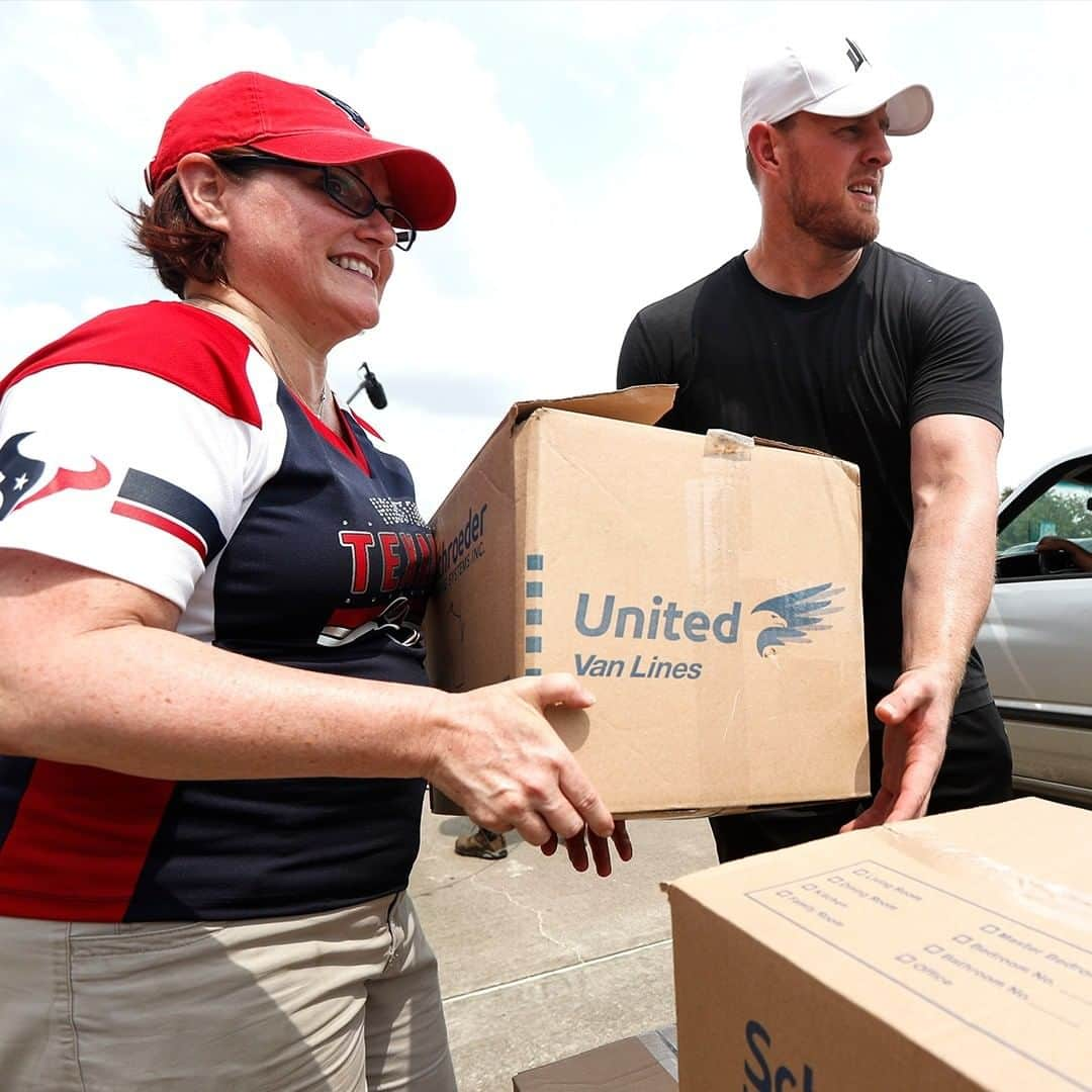 NFLさんのインスタグラム写真 - (NFLInstagram)「After Hurricane Harvey devastated Houston in August 2017, @jjwatt set a goal to raise $200,000 in relief. He raised $41.6 million instead, money used to provide meals, rebuild homes, childcare centers and much more. ❤️ #houstonstrong   📷: AP」2月13日 2時47分 - nfl