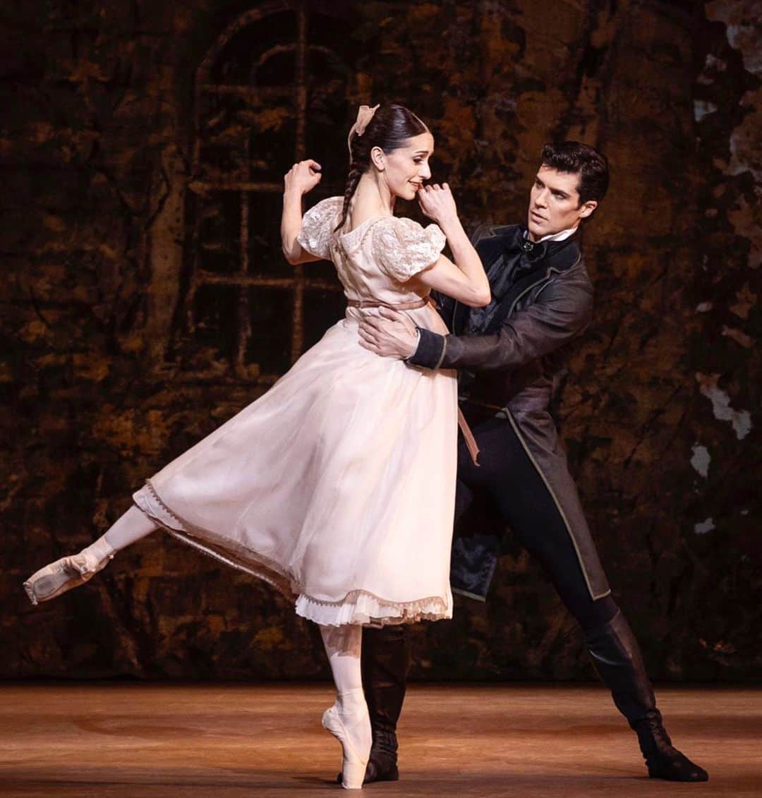 のインスタグラム：「Onegin, balletto capolavoro del balletto del Novecento. E uno dei miei ruoli preferiti. Voi, cosa ne pensate? 😅 @marianelanunezofficial @royaloperahouse #ayearago」