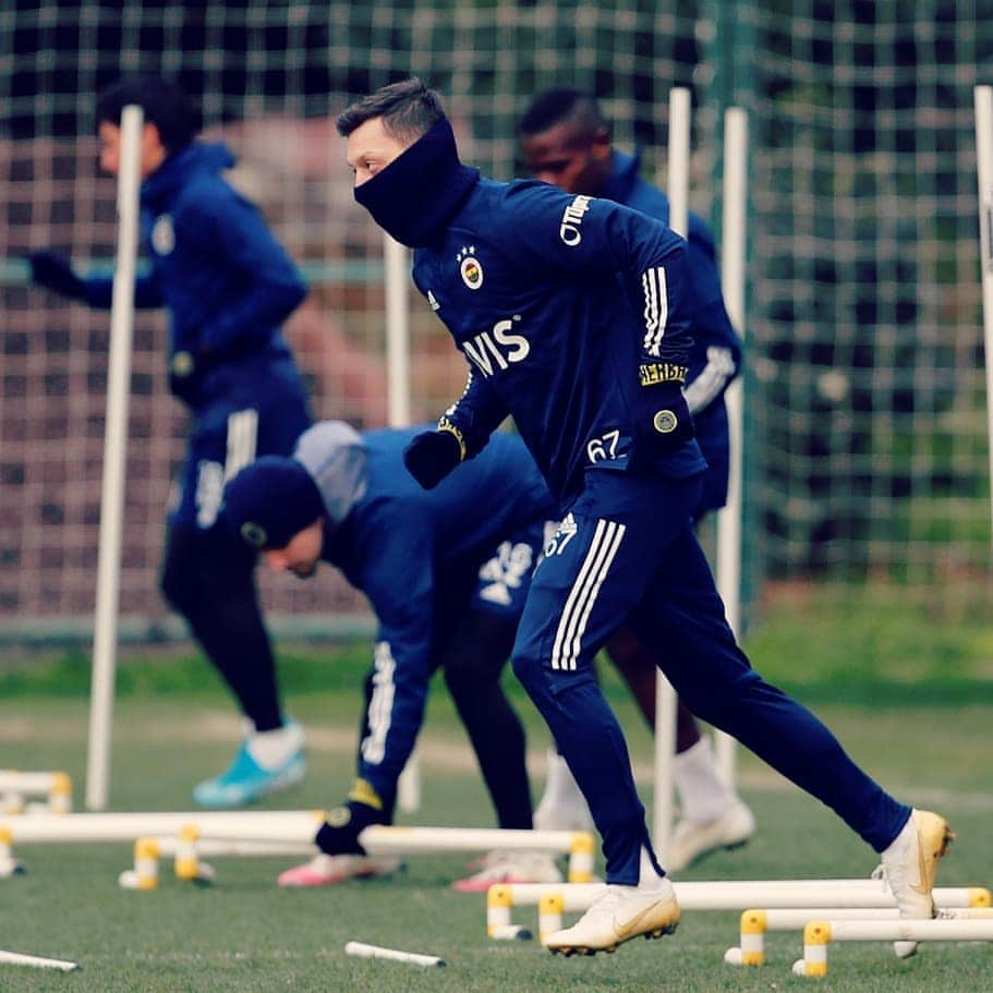 メスト・エジルさんのインスタグラム写真 - (メスト・エジルInstagram)「Yarınki maça hazırız 💛💙 // Focused. 👊🏼 Ready. ⚽💥 Confident. 🤲🏼 @fenerbahce」2月13日 2時51分 - m10_official