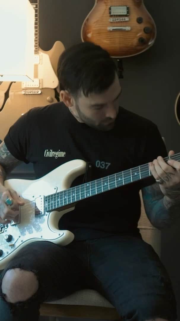 ジャック・ファウラーのインスタグラム：「First one of these and more to come, playing my new @schecterguitarsofficial signature model! @awesomedon 📸 @andrewmbaylis 👊🏻 @neuraldsp 🔈 @civilregime 👕 Enjoy #SchecterGuitars #sleepingwithsirens LINK IN BIO」