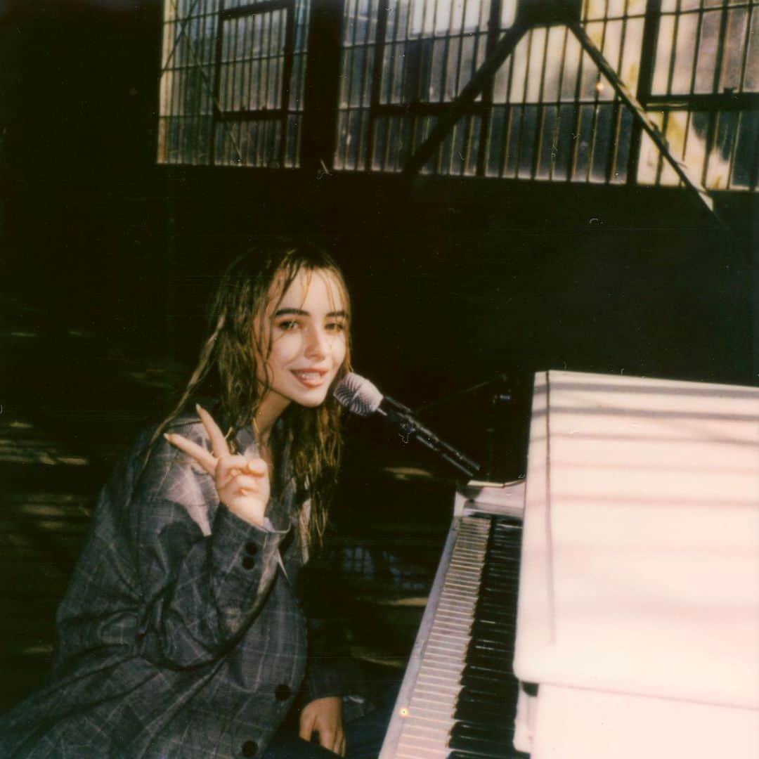 サブリナ・カーペンターのインスタグラム：「let the rain fall down and wake my dreams」