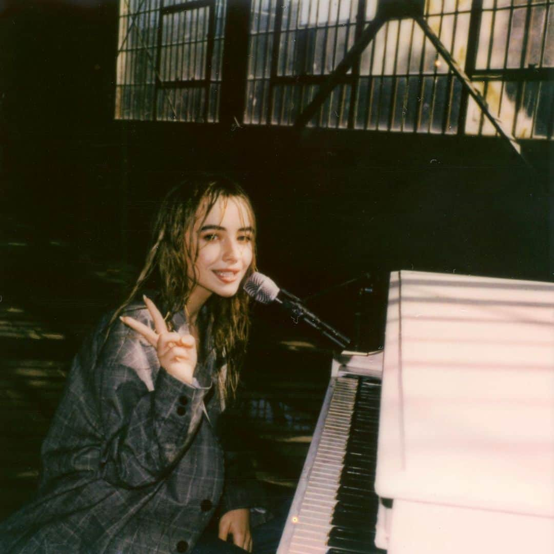 サブリナ・カーペンターさんのインスタグラム写真 - (サブリナ・カーペンターInstagram)「let the rain fall down and wake my dreams」2月13日 3時07分 - sabrinacarpenter