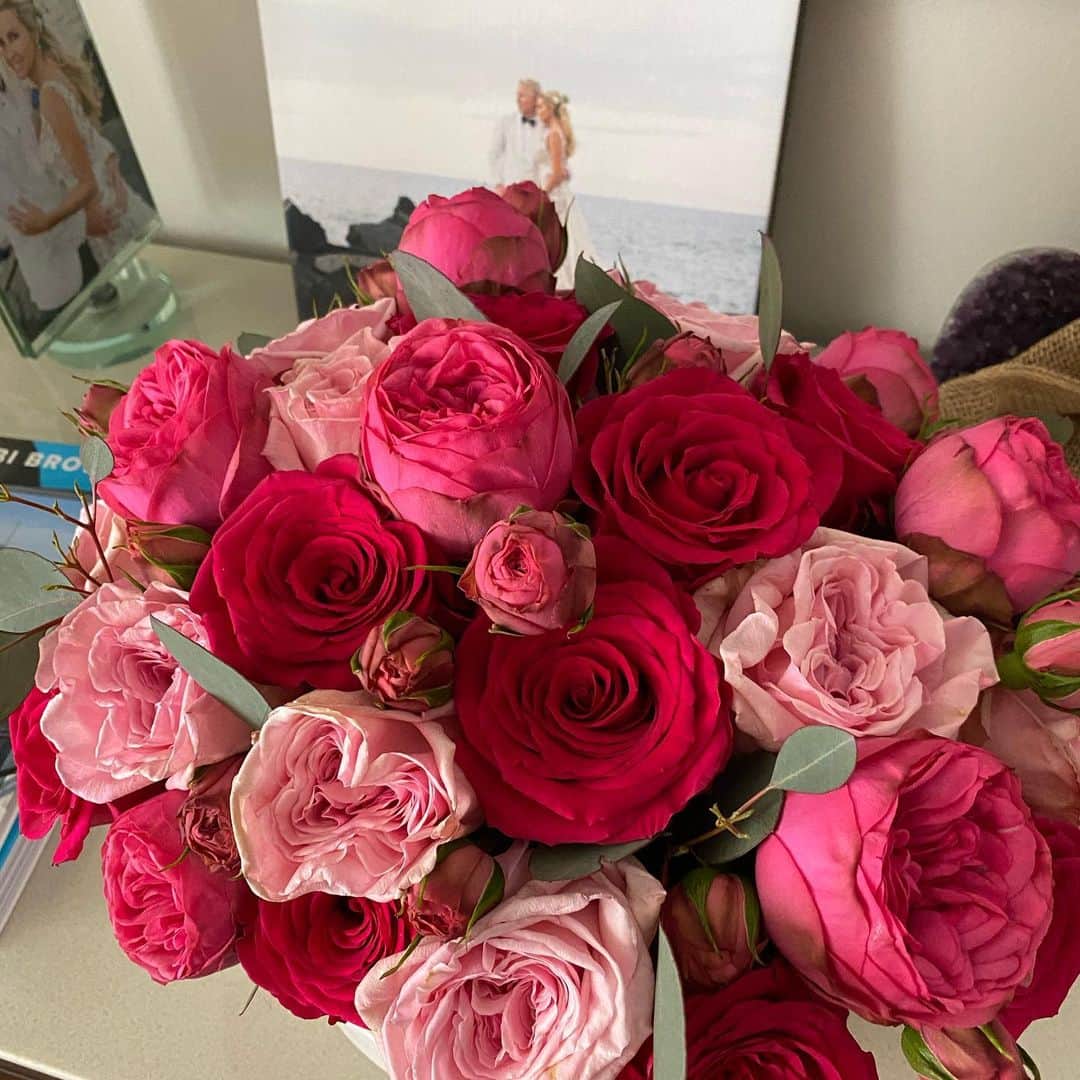 カミール・グラマーさんのインスタグラム写真 - (カミール・グラマーInstagram)「I woke up to this beautiful floral arrangement. An early Valentines gift from my love. Thank you Dave! 😘 Flowers from @floraletiquette」2月13日 3時08分 - therealcamille