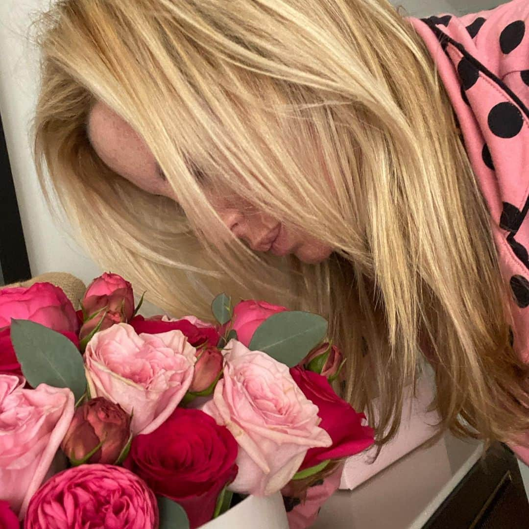 カミール・グラマーさんのインスタグラム写真 - (カミール・グラマーInstagram)「I woke up to this beautiful floral arrangement. An early Valentines gift from my love. Thank you Dave! 😘 Flowers from @floraletiquette」2月13日 3時08分 - therealcamille