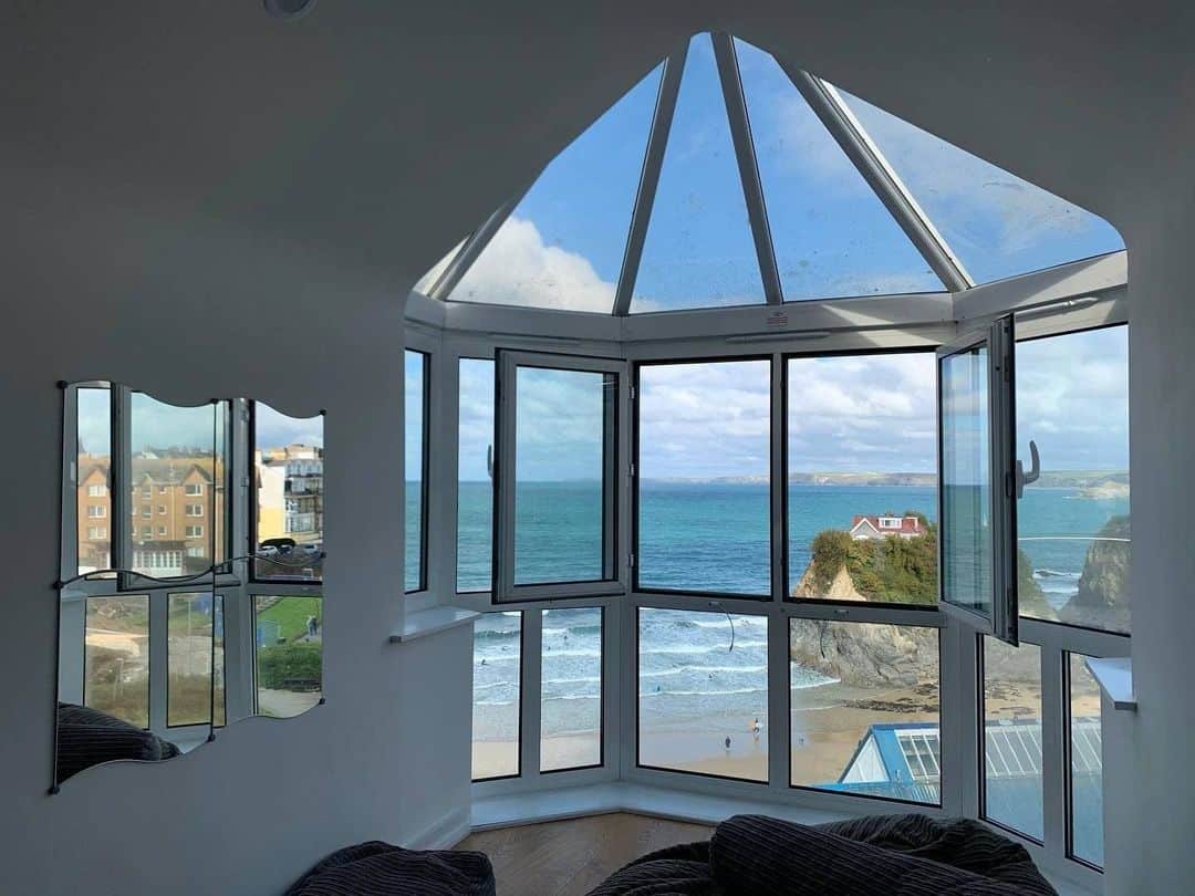 Airbnbのインスタグラム：「Superhosts Lee and Louise have made their beachfront penthouse perfect for a long, relaxing stay. With wifi and plenty of desk space, it’s easy to keep with work. But here’s hoping you’ll close your laptop long enough not just to watch the surfers from your window but to join them. (If you need help or a winter wetsuit, there’s a surf school across the street.) It’s all a short drive or train ride from Plymouth.   Find breezy escapes for your wish list. Link in bio.   Photo: @seaviewholidayapartments」