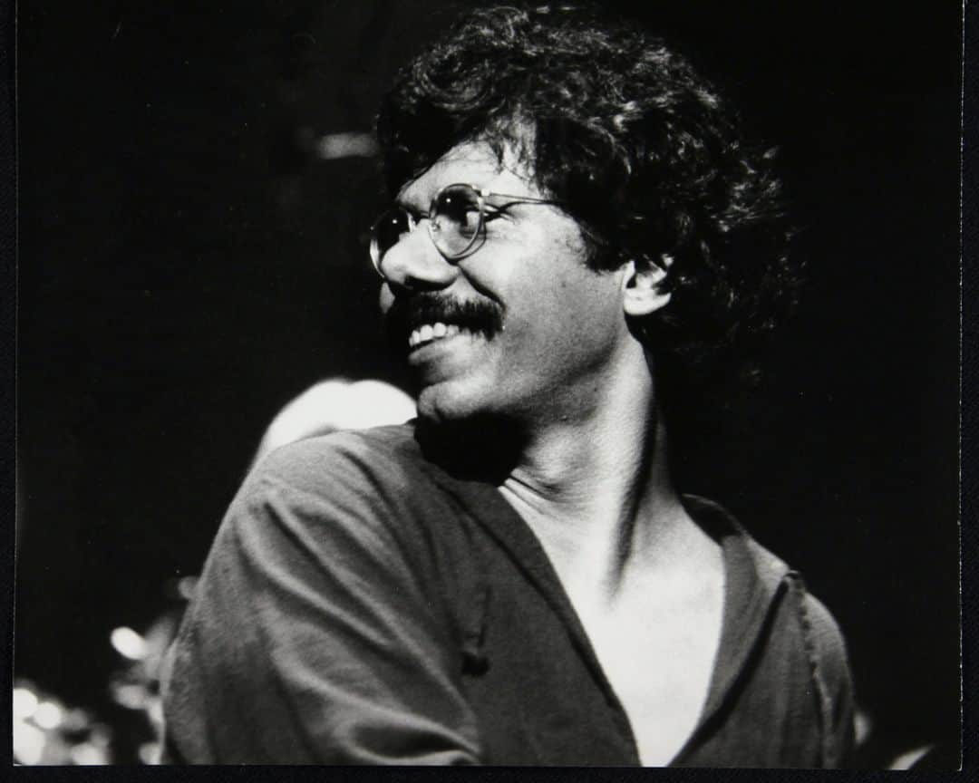 ルモンドのインスタグラム：「Le pianiste et compositeur Chick Corea est mort à Tampa (Floride), mardi 9 février, des suites d’une forme rare de cancer. Il était âgé de 79 ans. Le communiqué mis en ligne sur sa page Facebook mentionne un ultime message rédigé par l’artiste : « Je veux remercier tous ceux qui, tout au long du voyage, ont contribué à faire briller de mille feux la musique. »⁣ Le communiqué poursuit : « Toute sa vie, Chick a été ravi de la liberté et de la joie à créer des formes, et de jouer aux jeux auxquels jouent les artistes. » Né le 12 juin 1941 à Chelsea (Massachusetts), dans une famille venue de Sicile et de Calabre avec branches andalouses, Armando Anthony « Chick » (« le Poussin ») Corea est installé au piano dès ses 4 ans par son père.  Apprentissage du « Poussin » tout ce qu’il y a de plus classique, c’est la règle, avant la Columbia et la Juilliard School of Music, mais sans grande conviction. Il découvre les rythmes latinos dans le combo de Phil Barboza, et préfère Mongo Santamaria et Willie Bobo aux enseignements académiques (1959-1962). La joie du grand jeu.⁣ On se l’arrache. En 1968, il publie son premier album personnel, Tones for Joan’s Bones, enregistré en 1966. « Ma mission, dit enfin son message d’outre-tombe, a toujours été d’apporter la joie de créer partout où je le pouvais. L’avoir fait avec tous les artistes que j’admire le plus au monde aura été la richesse de ma vie… » Tel est le secret.⁣ -⁣ Chick Corea en concert, en avril 1978, au Finsbury Park Odeon, à Londres. Photo : National Jazz Archive (@nationaljazzarchive) / Leemage (@leemage)⁣ -⁣ #musique #jazz」