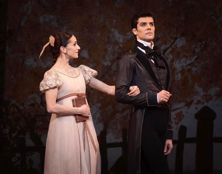 ロベルト・ボッレのインスタグラム：「Amore, passione, desiderio, dolore, insofferenza, struggimento, rimorso...tutto questo e molto altro.... #Onegin @marianelanunezofficial @royaloperahouse @dancersdiary ❤️」