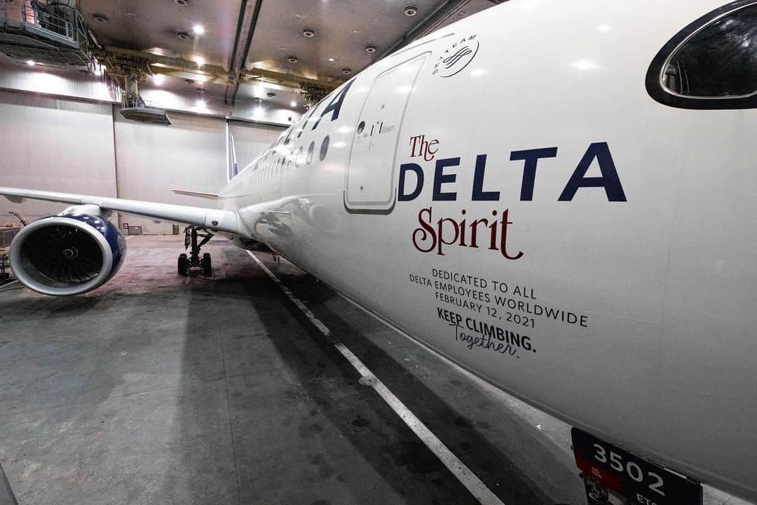 デルタ航空のインスタグラム：「Every year around Valentine's Day, we celebrate the spirit behind Delta - our employees.   It’s no secret 2020 was filled with turbulence, and our people have been the constant carrying Delta through. Almost 40 years ago, during another trying time, Delta’s first Boeing 767 became a flying symbol of Delta’s pride and culture – named The Spirit of Delta.    Today, we are celebrating our people with a new Spirit to guide us into 2021 and beyond. Ship 3502, an Airbus A350, is being dedicated to all Delta employees worldwide for their continued resilience and indomitable spirit during the coronavirus pandemic.   To the world’s best employees – thank you. You are the ones that helped us Keep Climbing, together, during this historic time. The Delta Spirit is ready to welcome new travelers aboard and connect the world once again.」