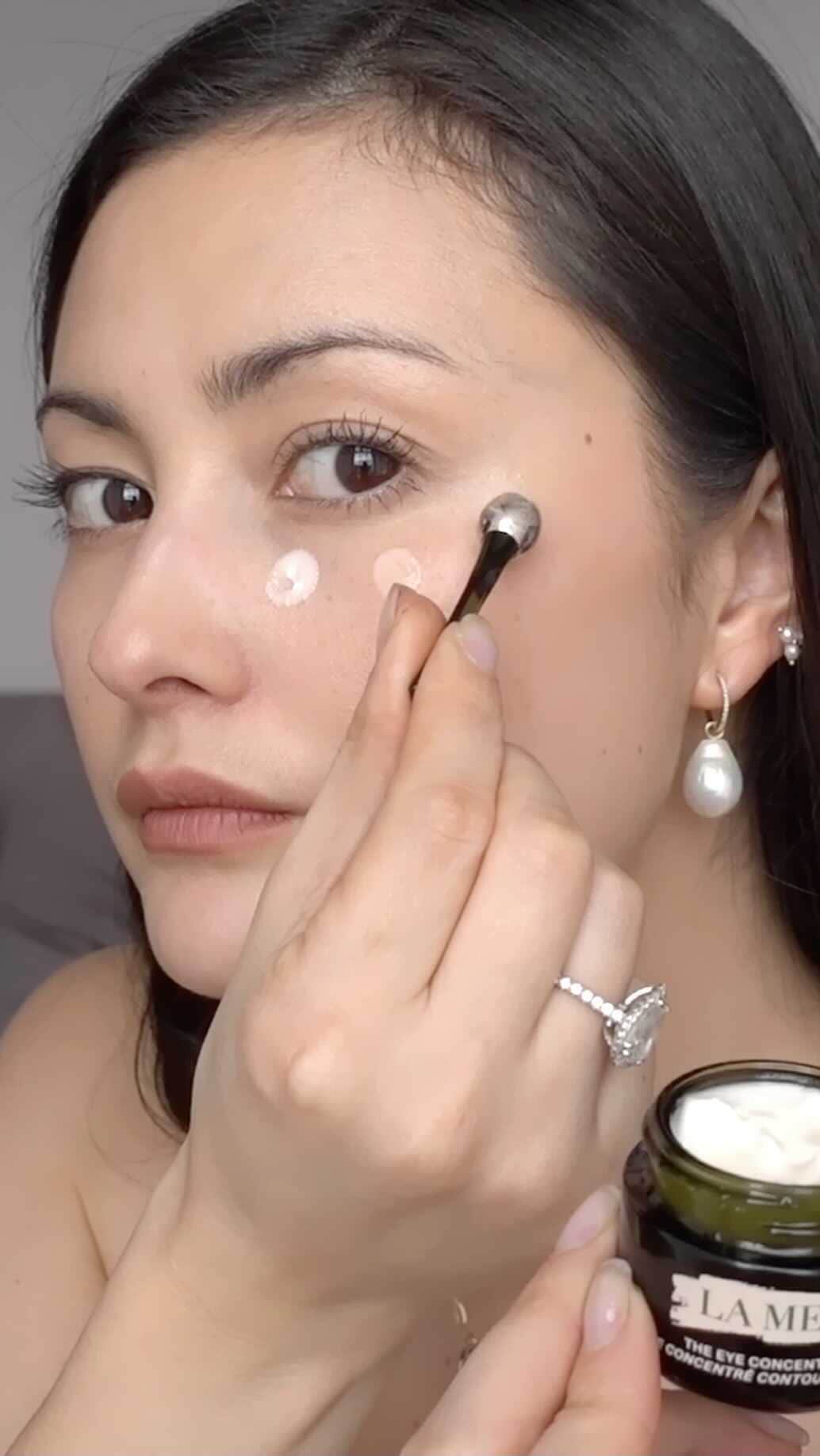 ペオニー・リムのインスタグラム：「I'm not joking, it really has been my obsession since I discovered it. The @lameruk eye concentrate really is a staple in my beauty closet. AD. If you haven't tried it you will love it!   It's recently been reformulated and now has 3x more Miracle Broth, as well as Lime Tea Concentrate and Caffeine. I find my eyes are smoothed, brightened and hydrated when I use it. I love that I can get all these benefits in one product - it's so unique.  It really is the @Lameruk product for everyone and every skin type. I use it morning and night alongside the massage tool that's so soothing. Harrods is my favourite beauty supplier so discover it there. #LoveLaMer with me! 👇🏼https://www.harrods.com/en-gb/shopping/la-mer-the-eye-concentrate-15ml-15304478?utm_medium=bp_instagram&utm_source=bp_lamer&utm_campaign=peony_feb」