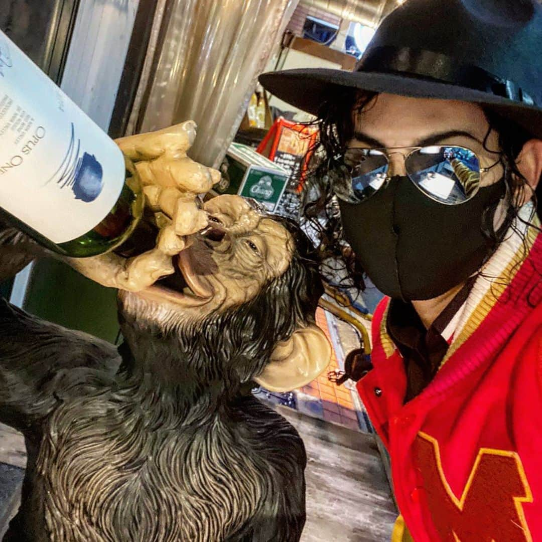 michaeljackton.officialさんのインスタグラム写真 - (michaeljackton.officialInstagram)「Bubbles Drinking🐵🍷  . #michaeljackton #moonwalker #kingofpop #neverland #bubbles #wine #opusone #michaeljackson #thriller #hangover」2月13日 3時20分 - m.jackton