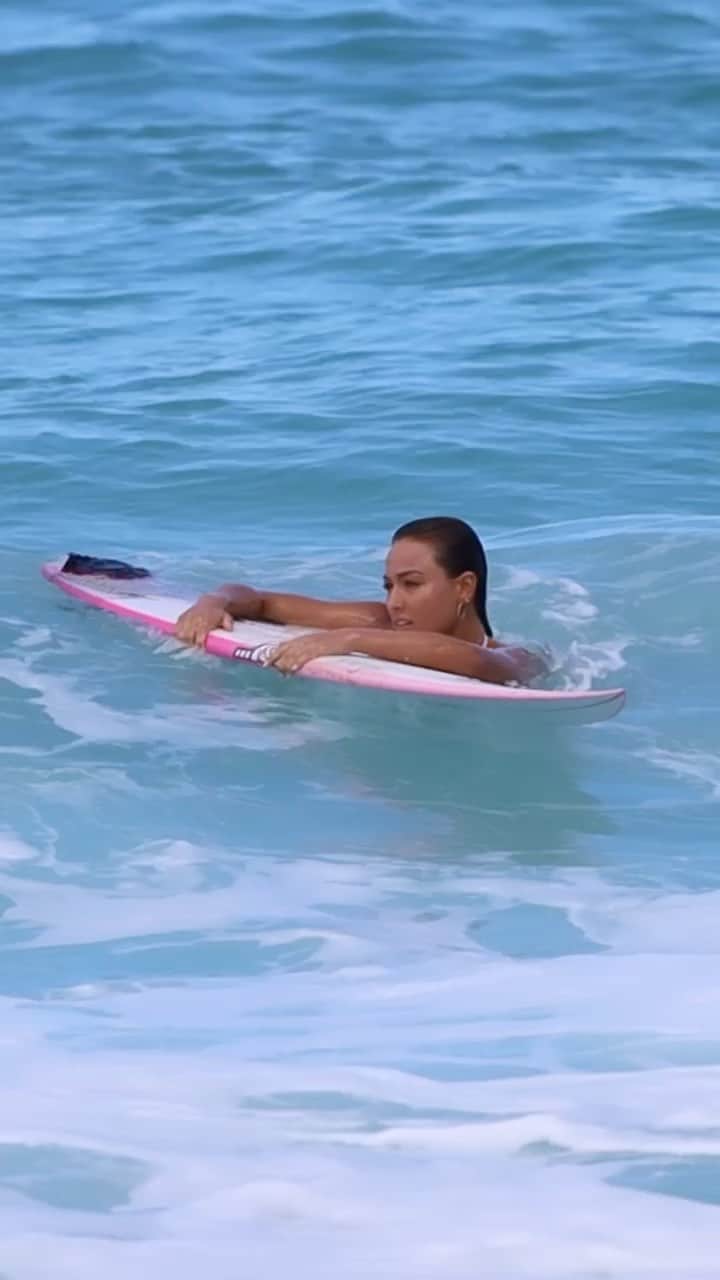 ティア・ブランコのインスタグラム：「Chillin 😎 ☀️🌊 @tcl_usa @shopvejii @sector9 @raen @dearselfskincare @lostsurfboards / video @aaron_nakamura」