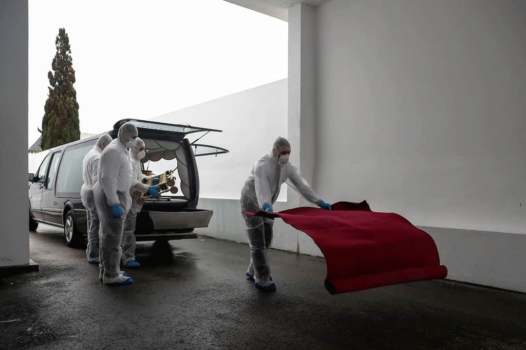 TIME Magazineさんのインスタグラム写真 - (TIME MagazineInstagram)「Funeral workers prepare a farewell ceremony for a person who died from COVID-19 at Alcabideche crematorium in Cascais, Portugal, on Feb. 9. During the pandemic's first wave in March and April, Portugal fared better than other European countries, but 2021 brought a sharp increase in cases and deaths, overwhelming funeral homes as well as health services, @reuters reports. Portugal has recorded more than 781,000 cases and over 15,000 deaths during the pandemic, according to data compiled by Johns Hopkins University. Photograph by Pedro Nunes (@pmnunes)—@reuters」2月13日 3時42分 - time