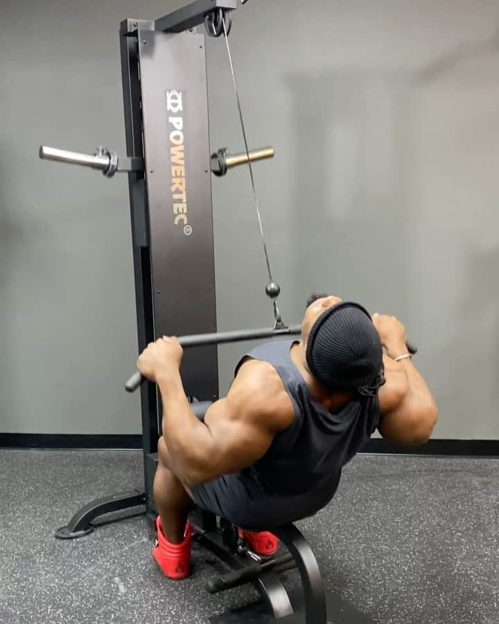 カイ・グリーンのインスタグラム：「FULLY FUNCTIONAL 💯⬅️  The @powertecfitness Lat Machine is a plate loaded ultimate powerhouse. This machine is built for war.. when purchased with the option 190lb weight stack it leads the industry with a 500lb weight capacity ✔️  Designed to have a small footprint but BIG potential, this at home machine adds endless possibilities for your workouts. With high and low cables at your disposal, the flexibility of workouts from lat pulldowns to bicep curls is unmatched.  Try this circuit out and maximize your workouts with POWERTEC.   #POWERTEC  LINK IN BIO 🔗」