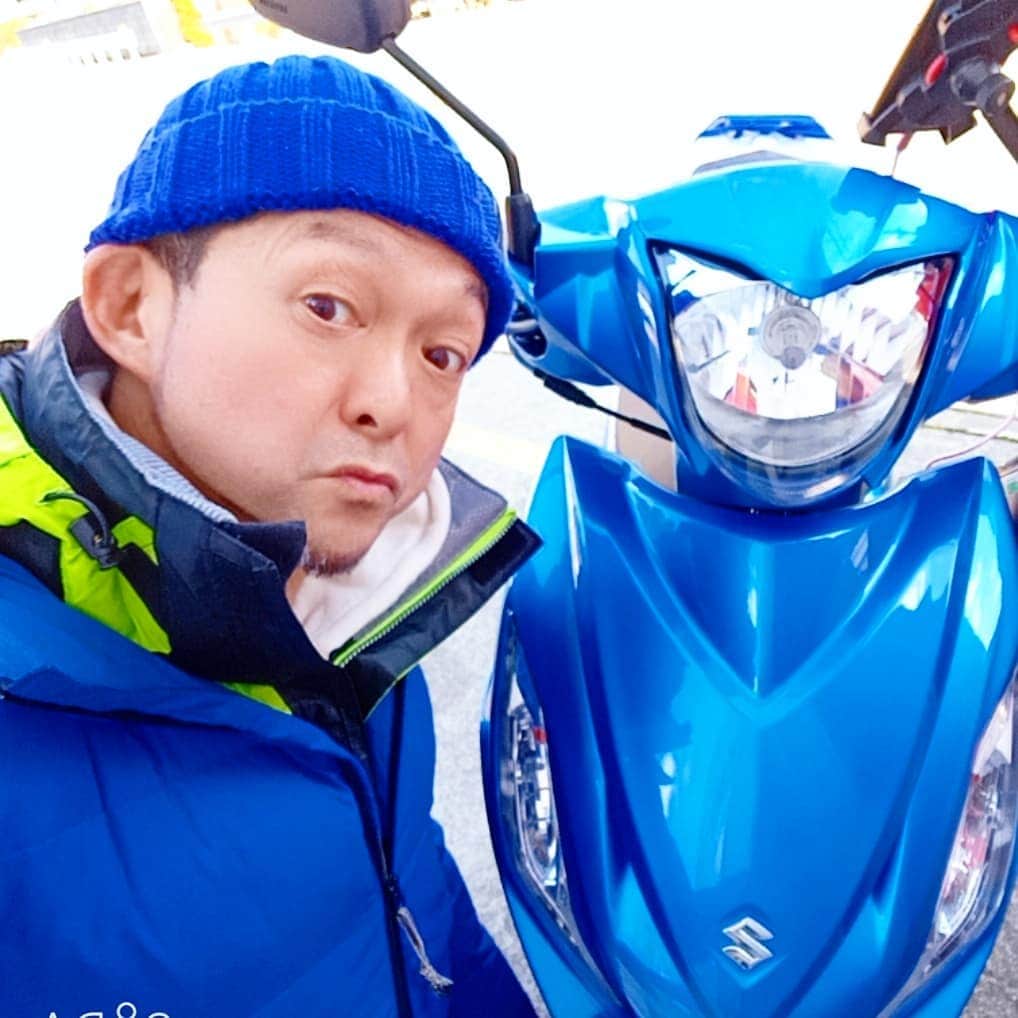 松本隆博のインスタグラム：「。 自分の誕プレにこのバイク、 SUZUKIのアドレス110買った んだ。…なんとこれ自賠責5年、 盗難保険2年付けて新車でお値段 なんと！！18万9千円(^_^)安い！ そして燃費良いし軽いしそこそこ 速いし買って3日で300キロ走って るバイク少年!(^^)! 松本隆博をどうぞ宜しく(^_^)！  乗り物断捨離したんだ。 普通車も大型バイクも処分した。 今は、軽四輪(660cc)＋スクーター(250cc)＋スクーター(110cc)の 合計1020cc！(合計するってナニ)  エコだよなー。(^_^)」