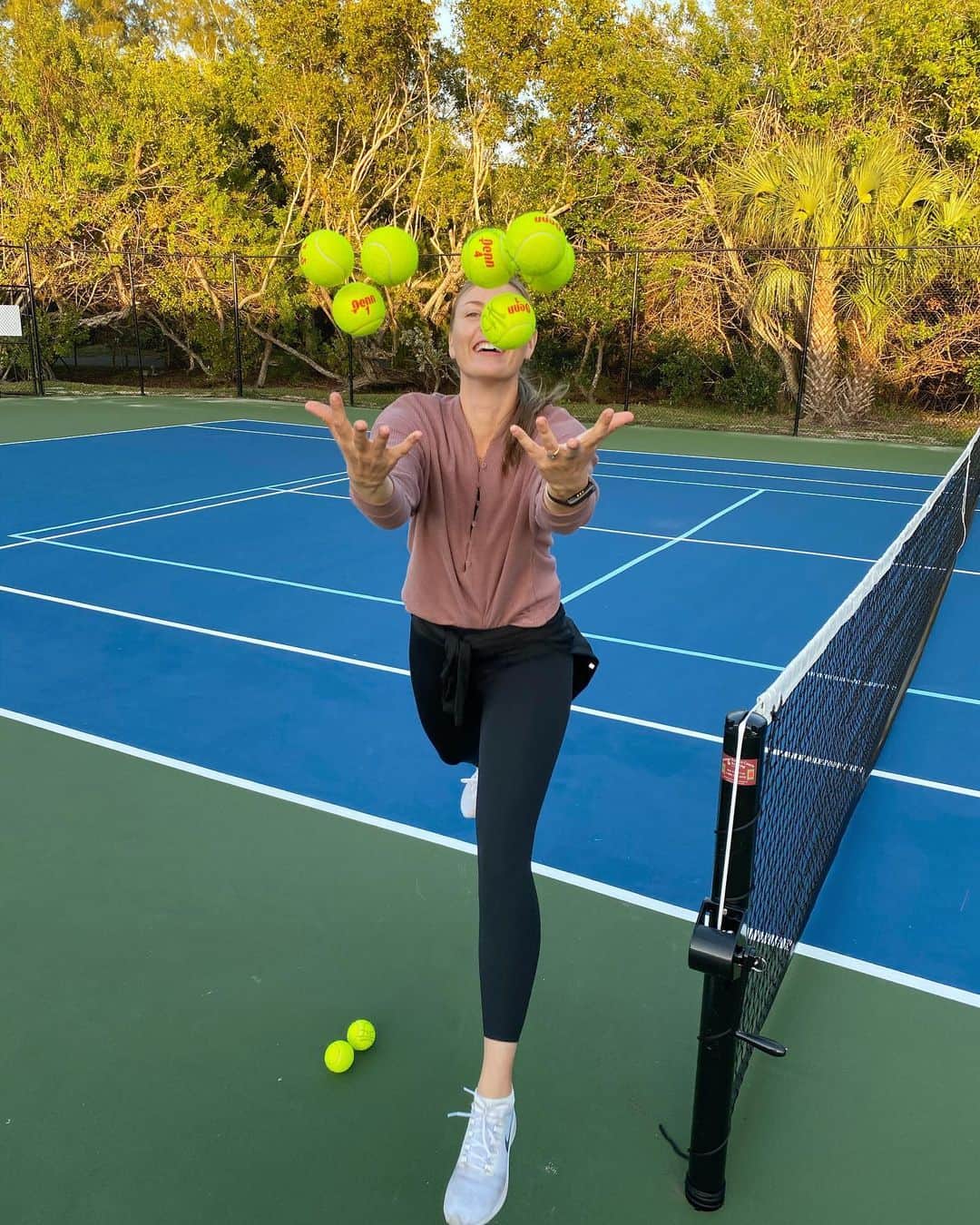 マリア・シャラポワのインスタグラム：「It's been so long, almost forgot what these yellow fuzzy things were. Giving away 10 signed balls with @theskills this month! To win: 1. Follow @TheSkills on Instagram ( optional to follow me 😂)  2. Like this post and tag 3 friends. 3. Purchase my course on TheSkills.com for 5 additional entries.  *winners will be notified via DM」