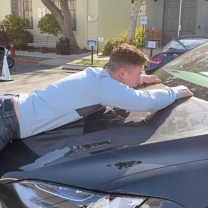 ジェシー・タイラー・ファーガソンのインスタグラム：「One year ago we had our final table read for Modern Family. I REALLY miss our cast and. crew. Go to my stories to see a “behind the scenes” with our amazing script supervisor @iwonasappy. My favorite is when she would read the other side of a phone calls (which would be recorded later) in our rehearsals and run throughs. Her dead line readings were by far one of my favorite moments of working on the show.」