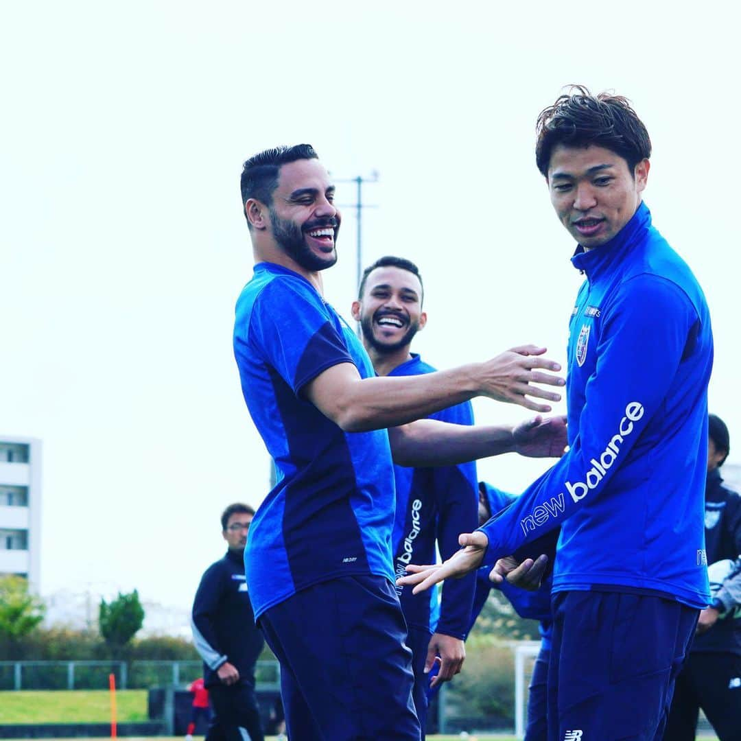 FC東京オフィシャルグッズさんのインスタグラム写真 - (FC東京オフィシャルグッズInstagram)「🔵🔴 #2021沖縄camp   キャンプもラスト2日!!🙌🔵🔴  全員で走り抜きましょう!!✊✊✊🔵🔴  @fctokyoofficial  #FC東京 #fctokyo #沖縄 #okinawa #キャンプ #camp #tokyo」2月12日 18時43分 - fctokyoofficial