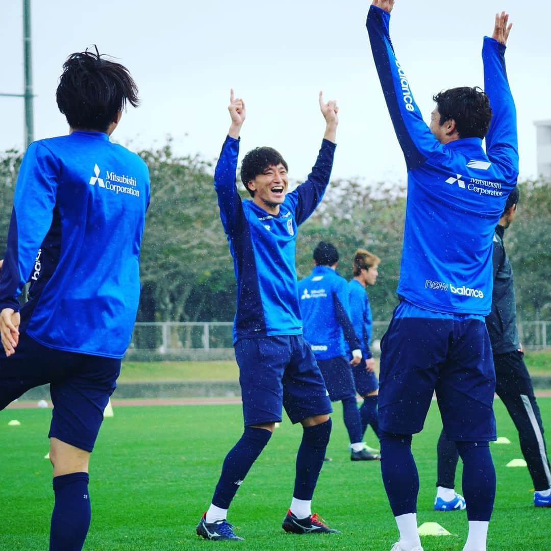 FC東京オフィシャルグッズさんのインスタグラム写真 - (FC東京オフィシャルグッズInstagram)「🔵🔴 #2021沖縄camp   キャンプもラスト2日!!🙌🔵🔴  全員で走り抜きましょう!!✊✊✊🔵🔴  @fctokyoofficial  #FC東京 #fctokyo #沖縄 #okinawa #キャンプ #camp #tokyo」2月12日 18時43分 - fctokyoofficial