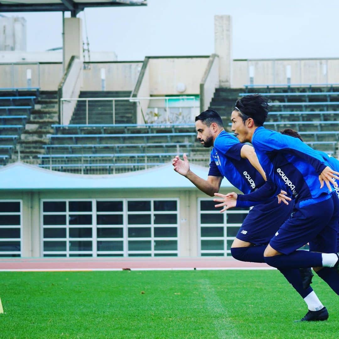 FC東京オフィシャルグッズさんのインスタグラム写真 - (FC東京オフィシャルグッズInstagram)「🔵🔴 #2021沖縄camp   キャンプもラスト2日!!🙌🔵🔴  全員で走り抜きましょう!!✊✊✊🔵🔴  @fctokyoofficial  #FC東京 #fctokyo #沖縄 #okinawa #キャンプ #camp #tokyo」2月12日 18時43分 - fctokyoofficial