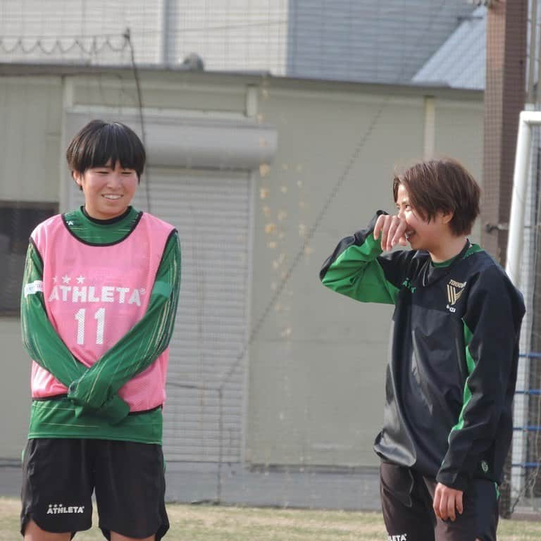 東京ヴェルディさんのインスタグラム写真 - (東京ヴェルディInstagram)「本日のトレーニングの様子をお届けします👸⚽️﻿ ﻿ しっかりチームに溶け込み、ユウちゃんを「同期！」といじるナナミ。﻿ （ユウちゃんはイワシに次いで、チーム2番目のベテラン）﻿ 最後のミニゲームでは、イワシ率いるピンクチームが勝利しました。﻿ ﻿ ﻿ ﻿ #beleza #ベレーザ﻿ #日テレベレーザ﻿ #日テレ東京ヴェルディベレーザ﻿ #東京﻿ #tokyo﻿ #中里優﻿ #北村菜々美﻿ #岩清水梓﻿ #伊藤彩羅﻿ #村松智子 #カツオ﻿ #清水梨紗﻿ #松田紫野﻿ #木下桃香﻿ #三浦成美﻿ #岩﨑心南」2月12日 18時44分 - tokyo_verdy