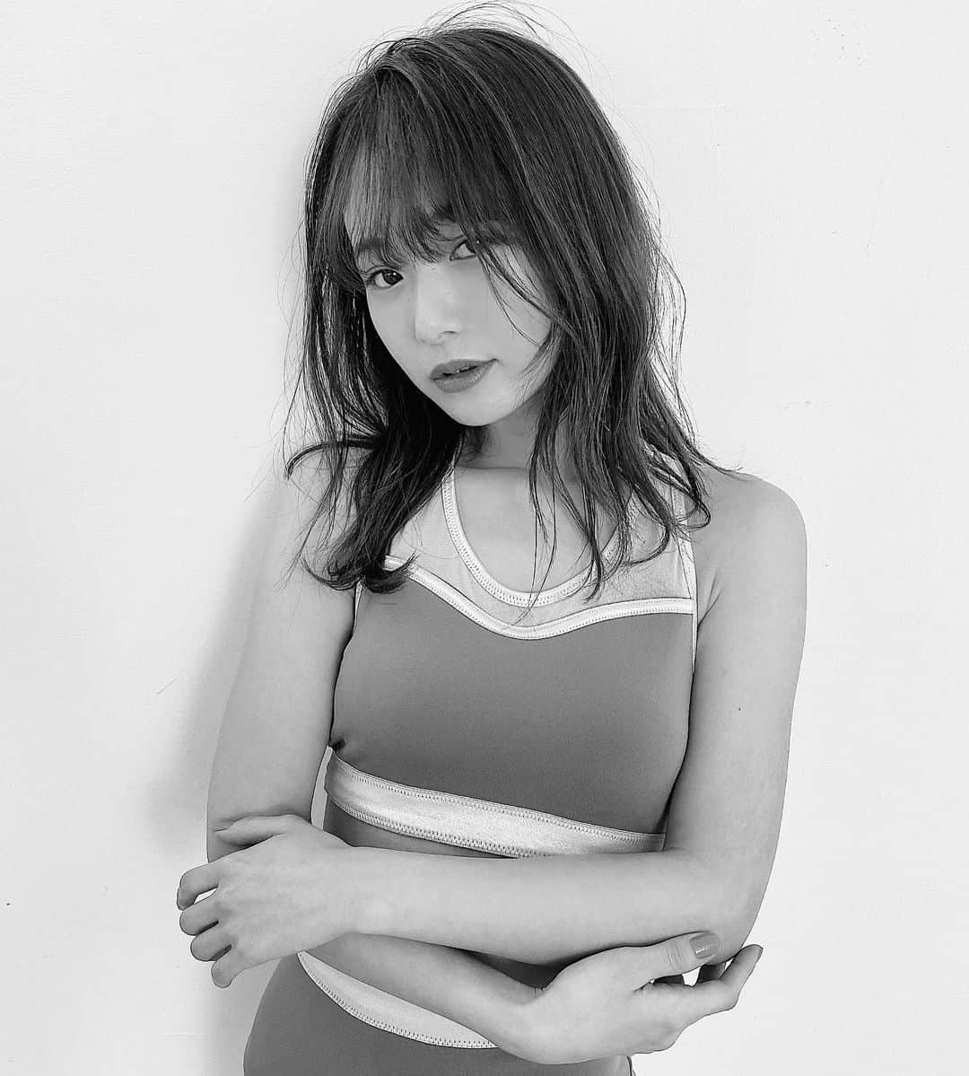 西川瑞希（みずきてぃ）さんのインスタグラム写真 - (西川瑞希（みずきてぃ）Instagram)「【フィットネスウェア登場】オトナウケNo1.のグレージュカラー//  中々薄めカラーのくすんだ色味のものって探してもなかったのですが、沢山お願いをし作りたかった色味を叶えることができました！  発売日は2月16日18:00〜💕(2型 各2色展開) @cheriemona_official   どのデザイン、カラーも、下着を透けにくくするために一部、同じ素材を二重にしているので透けの心配もなく履けるのも嬉しいポイント！  本日サイトにもアップされたので、是非是非発売前にこちらもチェックしてみてください✔️(NEWアクセサリーは本日発売スタートしました)  #cheriemona #newarival #fitnesswear #フィットネスウェア #ジム #トレーニング #ヨガ #スポーツウェア」2月12日 18時45分 - mizuki_nishikawa_