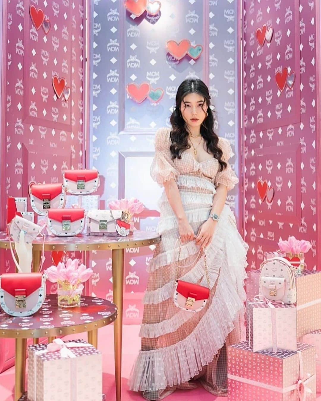 GYEON SEOのインスタグラム：「_* MCM VALENTINE 💗💗 . . MCM Valentine Limited Collection  สีน่ารักมากก สาวๆคงกริ๊ดดด เหมาะกับของขวัญ วันวาเลนไทน์ปีนี้!! ลองไปดูกันน้า ที่ ICON SIAM 😘 @mcmthailand」