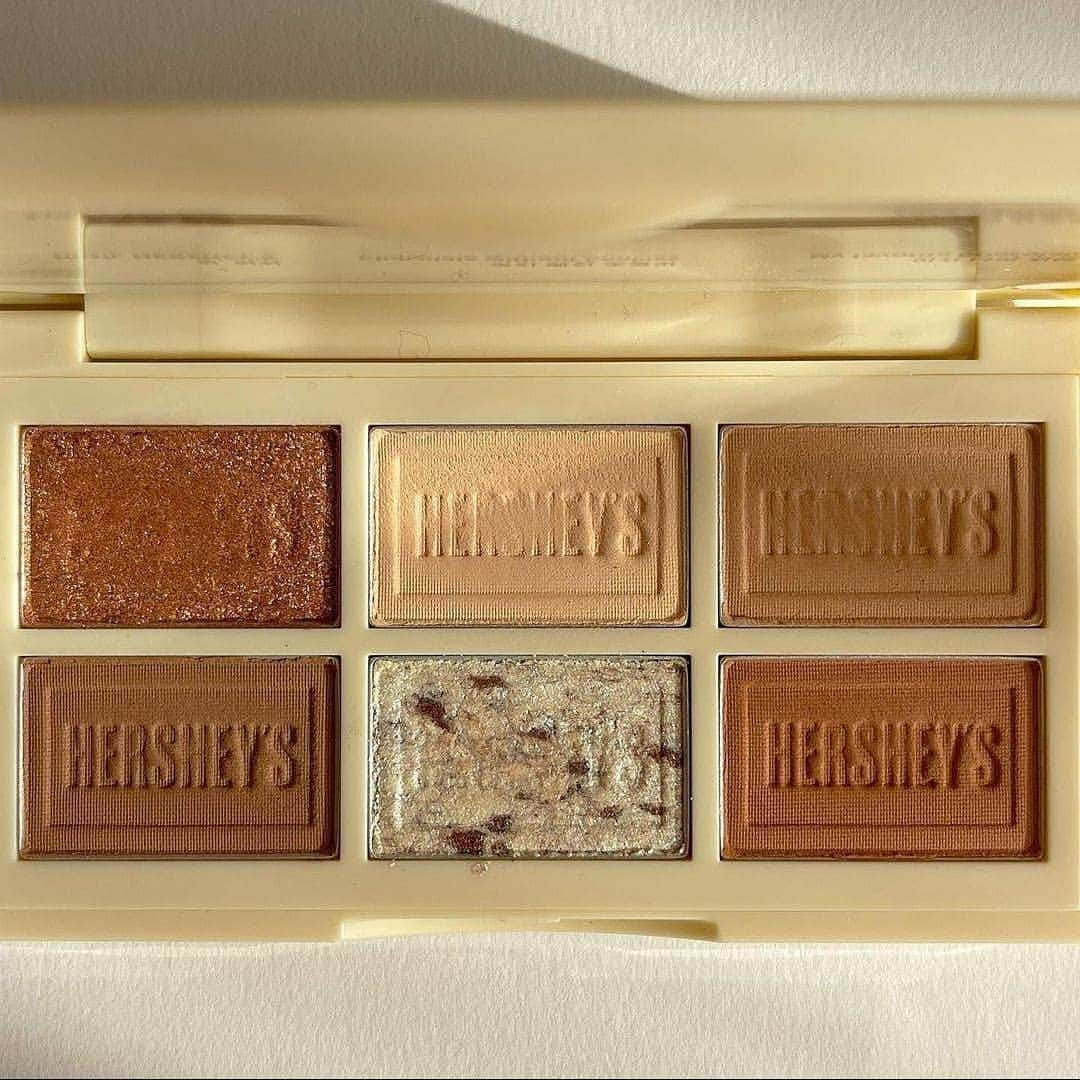 for my darlingさんのインスタグラム写真 - (for my darlingInstagram)「まるで本物のチョコレート！？💝  HERSHEY'S × Etude House🍫のコスメが発売❣️  毎年完売するほどの大人気コラボコスメ👏 今回紹介するのはクッキー＆クリームのカラーだよ🍪🍼 使いやすいカラーばかりが入った6色パレット🎨 ザクザクラメが入ったアイシャドウだから、 角度によって偏光してキラキラアイになれるよ✨  友達へのプレゼントでも喜ばれそう😍！ ミルクチョコカラーもあるのでそちらもチェックしてみてね♪  THANK YOU... @pyoncosme_  #バレンタイン #チョコレート #ブラウンシャドウ #コスメ #コスメ紹介 #アイシャドウ #アイカラー #ラメシャドウ #ハーシーズ #HERSHEYS #ハーシーズコラボ #コラボコスメ #エチュードハウス #ETUDEHOUSE #限定コスメ #新作コスメ #コスメ情報 #韓国コスメ #韓国コスメレビュー #韓国 #バレンタインメイク #チョコクリーム #コスメ好きさんと繋がりたい #トレンド #シェアプレス #sharepress #sp_sns」2月12日 18時48分 - mintz__media