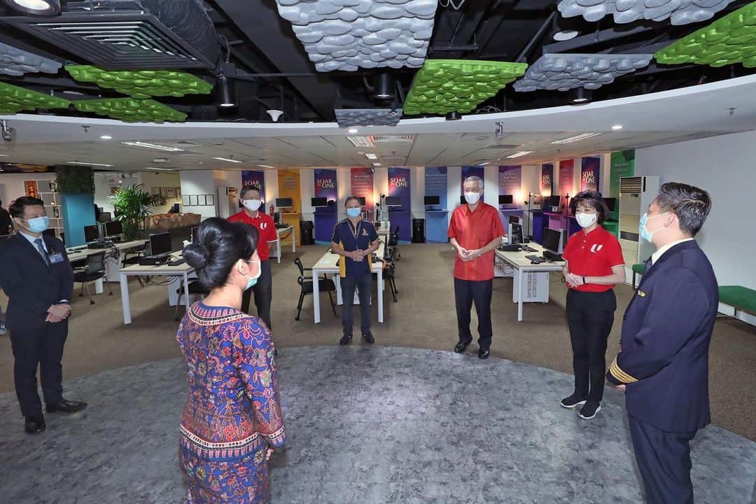 リー・シェンロンのインスタグラム：「Visited the @singaporeair Cabin Crew Control Centre at @changiairport T3 and Changi General Hospital (@cghsg) this morning, to bring festive cheer and thank their teams for keeping Singapore going, not just today on Chinese New Year, but every single day of the year.   Healthcare and aviation have had a tough year because of COVID-19. As we celebrate the festive season (safely) with our families and friends, let us remember to thank workers – from frontline and essential services, to transport and retail, and many more – whose hard work allows so many others to enjoy the holiday. Wishing everyone good health and contentment in the year ahead! 祝大家新年快乐，幸福美满！– LHL  (MCI Photos by Betty Chua)」