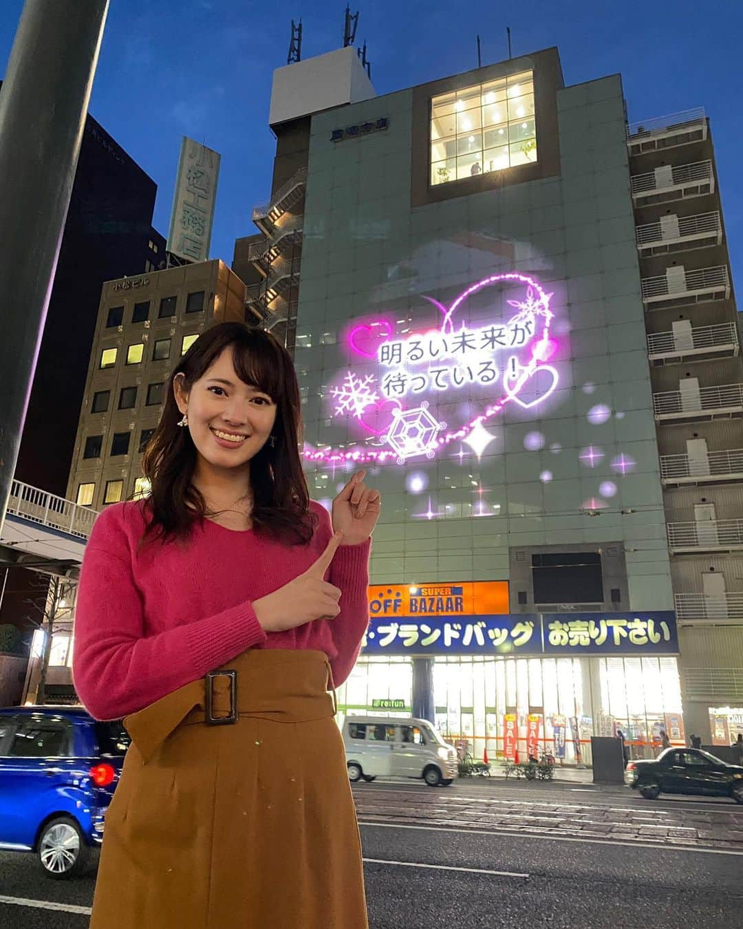 広島ホームテレビ「HOME NEXT neo」さんのインスタグラム写真 - (広島ホームテレビ「HOME NEXT neo」Instagram)「もうすぐバレンタイン🍫 八木美佐子です☺️ 石﨑本店ビルでは 今日から14日までの3日間、18時〜22時まで 愛❤️をテーマにした 期間限定のスペシャル映像が流れます✨ 映し出されるのは…コロナ禍前の日常風景。  映像ともにメッセージが流れるのですが、 すごく励まされました😌 あの日常が少しでも早く帰ってきますように…❗️  是非、大切な人と観てください💞  #石﨑本店ビル #石﨑本店LEDウォール #広島ホームテレビ #八木美佐子」2月12日 18時57分 - home.announcers