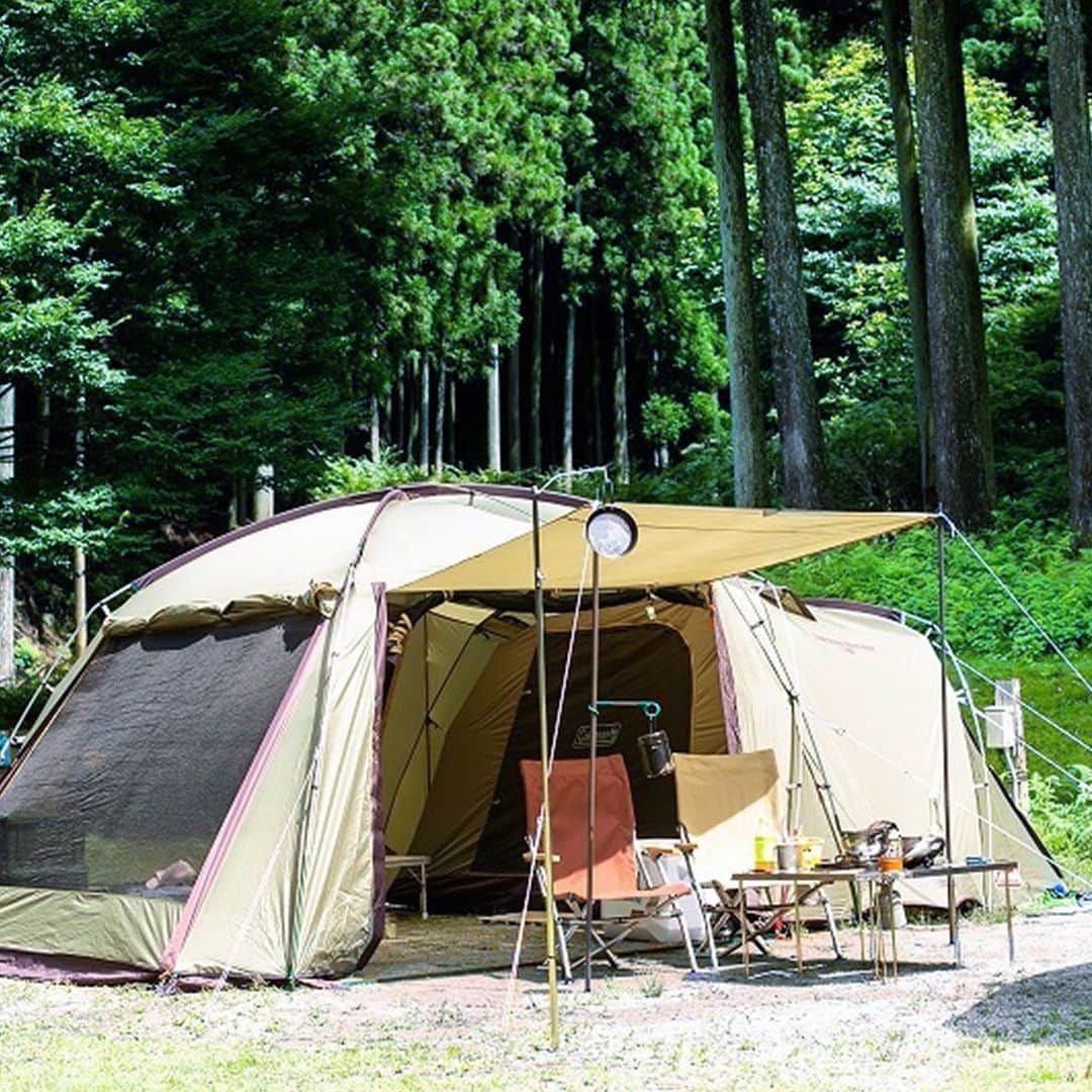 キャンプ情報サイト［ランタン］さんのインスタグラム写真 - (キャンプ情報サイト［ランタン］Instagram)「CAMP SMILE STYLE ／ デザインの良いスノーピークのギアがお気に入り！ 木立に囲まれ幸せキャンプ ＼ いろんなキャンパーのキャンプスタイルを現地取材と一般キャンパーからの投稿で数多く掲載してます。 . . 詳しくは @lantern.camp webサイトをご覧ください . . #camp #camping #outdoor #travel #trip #lantern_smile #nature #キャンプ #キャンプ用品 #アウトドア #テント #自然 #旅行 #キャンプ初心者 #キャンプ好きな人と繋がりたい #キャンプスタイル #LANTERN #キャンプギア #snowpeak #スノーピーク #ローチェア30 #チタンマグ #チタンダルブルマグ #飯盒 #コールマン #アステージ #デュオキャンプ #かぶとの森テラス」2月12日 18時50分 - lantern.camp