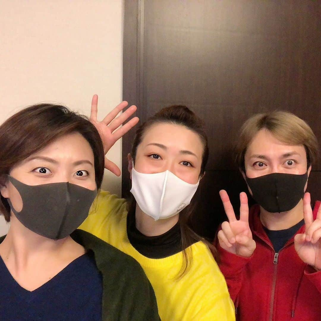 雅原慶さんのインスタグラム写真 - (雅原慶Instagram)「🚥？！ 本日は【ミュージカル俳優の魅力を探る】のリハーサル♪ . 洋服が青、黄、赤と信号機みたいだった私たち。笑 . なんと、全国の皆様からのご要望にお応えしライブ配信が決定しました✨ 下呂市民の方はもちろん、どなたでもご視聴いただけます。お申し込みは近日中にご案内いたします！ . #雅原慶 #北翔海莉 #宮﨑誠」2月12日 18時53分 - kei_miyahara