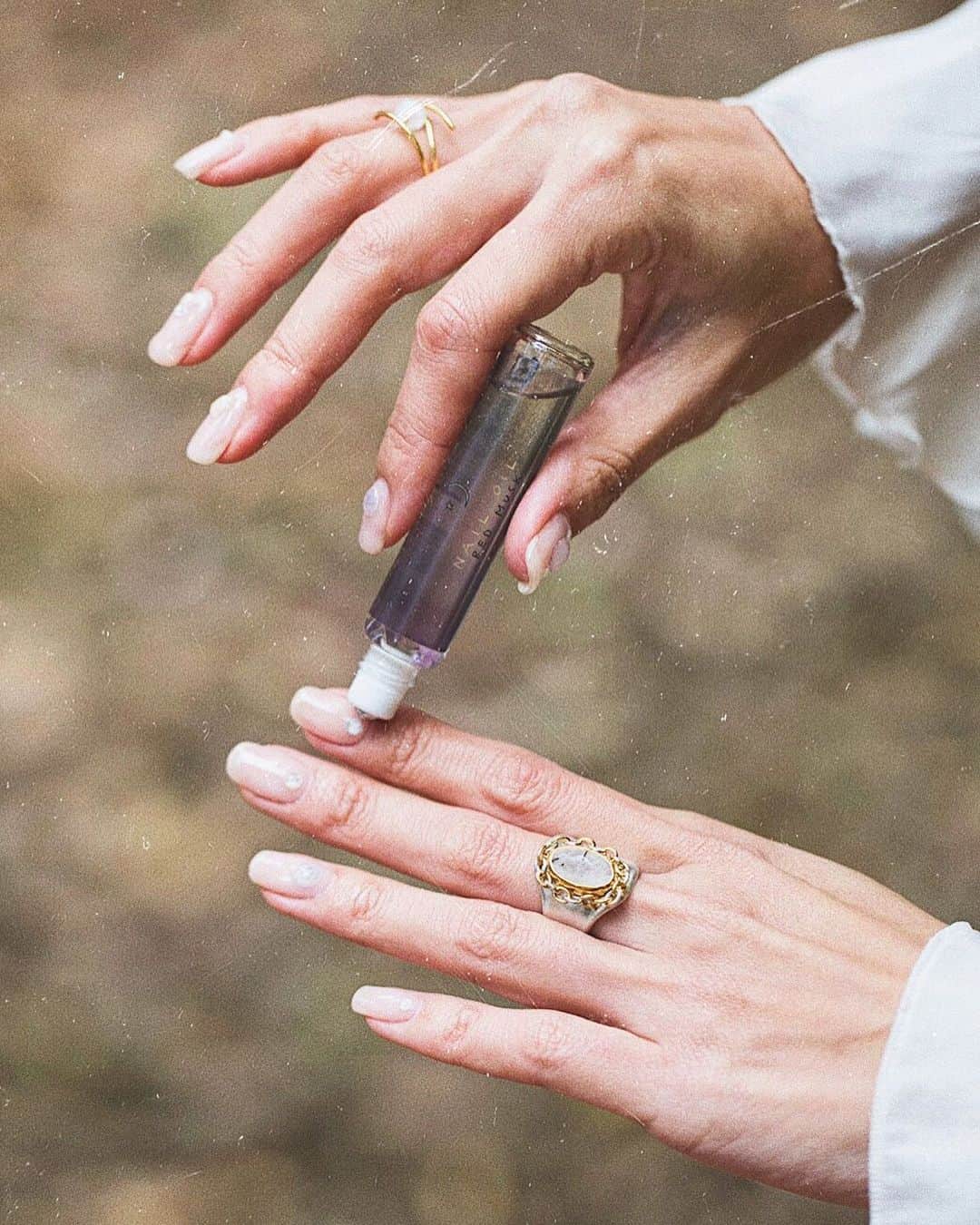 Hana4のインスタグラム：「@stellarhollywood × @hana4art #nailoil #cuticleoil ・ セドナの石で出来た大人気のファッションリングのデザインと併せて ネイルオイルをプロデュースしました💅🏼 アルコール消毒の日々で とにかく乾燥の激しい毎日に イージーにつけられるロールオンタイプのオイルです✨ もちろん、このオイルの中にも セドナで取れたパワーストーンが入っています😘 指先からパワーを感じて みなさまの手が乾燥から守られますように😌 満足の出来👏🏼 ジュエリーと合わせてお使いください💜 ・ #stellarhollywood_Hana4 #ネイルオイル #fashionring #powerstone」