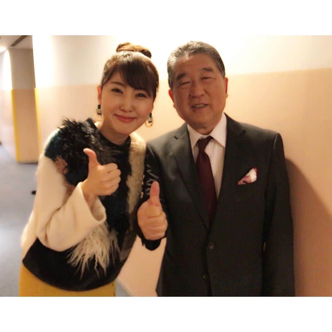 おかゆさんのインスタグラム写真 - (おかゆInstagram)「📺🗼🎤🎹🎸✨🌈 . この後よる7時〜放送の BSテレ東、BSテレ東4K 「徳光和夫の名曲にっぽん」は 2時間スペシャル📺‼️ (2019年2月15日の再放送です。) . ゲストは角川博さん、伍代夏子さん、菅原洋一さん、 田川寿美さん、藤あや子さん、三山ひろしさん(50音順) . 歌手の皆様にご披露頂く名曲の数々の他にも マイフェイバリットや 貴重なスペシャルコラボレーションなど 盛り沢山の２時間です✌️❤ . 写真は2019年の徳さんとのオフショット📸 まだお団子頭です🍡😳 . #BSテレ東 #BSテレ東4K #徳光和夫の名曲にっぽん #徳光和夫 さん #音楽番組 #演歌 #歌謡曲 #豪華ゲスト」2月12日 18時55分 - okayu_dayu