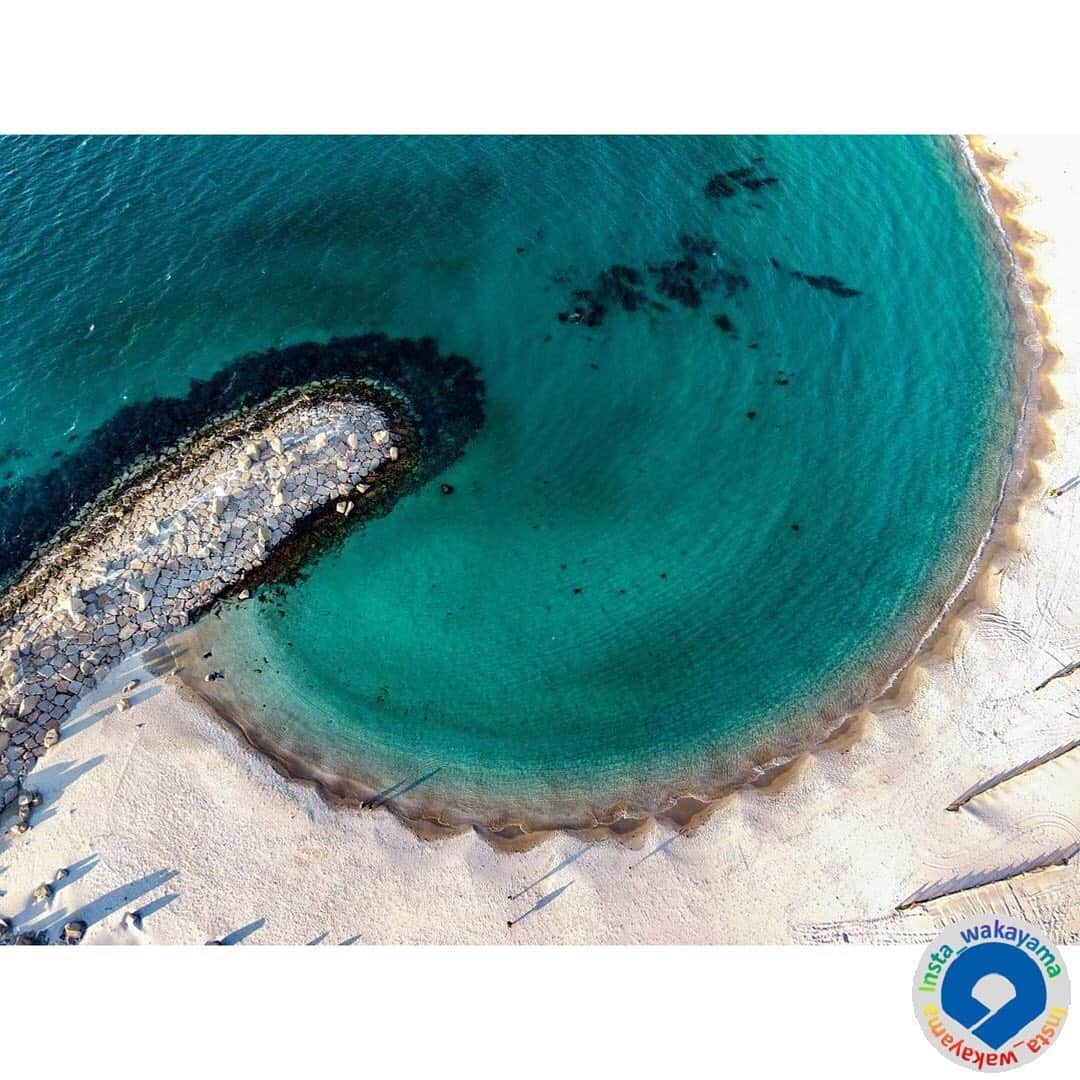 和歌山県さんのインスタグラム写真 - (和歌山県Instagram)「Insta_Wakayamaでは、皆さんがハッシュタグをつけて投稿してくださった写真から、素敵な写真をご紹介させていただきます！ 本日のピックアップは @hiroaki._yoshida さんのお写真です☆ ハッシュタグのご利用ありがとうございますm(_ _)m . こちらは白浜町の白良浜のお写真ですね🌊🏖✨ このように上空から撮影した白良浜のお写真は珍しい気がします！😲👏 こんなにも綺麗なエメラルドグリーンの海だったんだなとあらためて驚きました😊💕 まるで青と緑の絵の具を水に垂らして描いた水彩画のようです☺️ 　この白良浜は、実は2000年にハワイ州ホノルル市のワイキキビーチと 「友好姉妹浜」になっています❗️ 白浜町、ホノルル市は双方、ビーチを観光の財産として守り続けるため環境保全に力を入れている点で共通しており、それが締結に至った大きな理由でもあるのだそうです😆  和歌山県が誇る観光資源として、これからもこの美しさが保たれていくといいですね✨✨ . 和歌山に関する投稿には「 #insta_wakayama 」のハッシュタグをつけてください★ 和歌山の魅力を皆さんで発信していきましょう！ ハッシュタグをつけると同時に、写真の場所の記載・位置情報の登録もお願いします🎵 なお、お写真を撮影される際は感染対策を十分に行ってくださいね。 . #白良浜　#海　#砂浜　#白浜町　#和歌山県 #和歌山 #shirarahama #sea #beach #shirahama #insta_wakayama #wakayamagram #wakayama #instameet_wakayama #nagomi_wakayama #visitwakayama #retrip_news #japan #なんて素敵な和歌山なんでしょう」2月12日 18時55分 - insta_wakayama