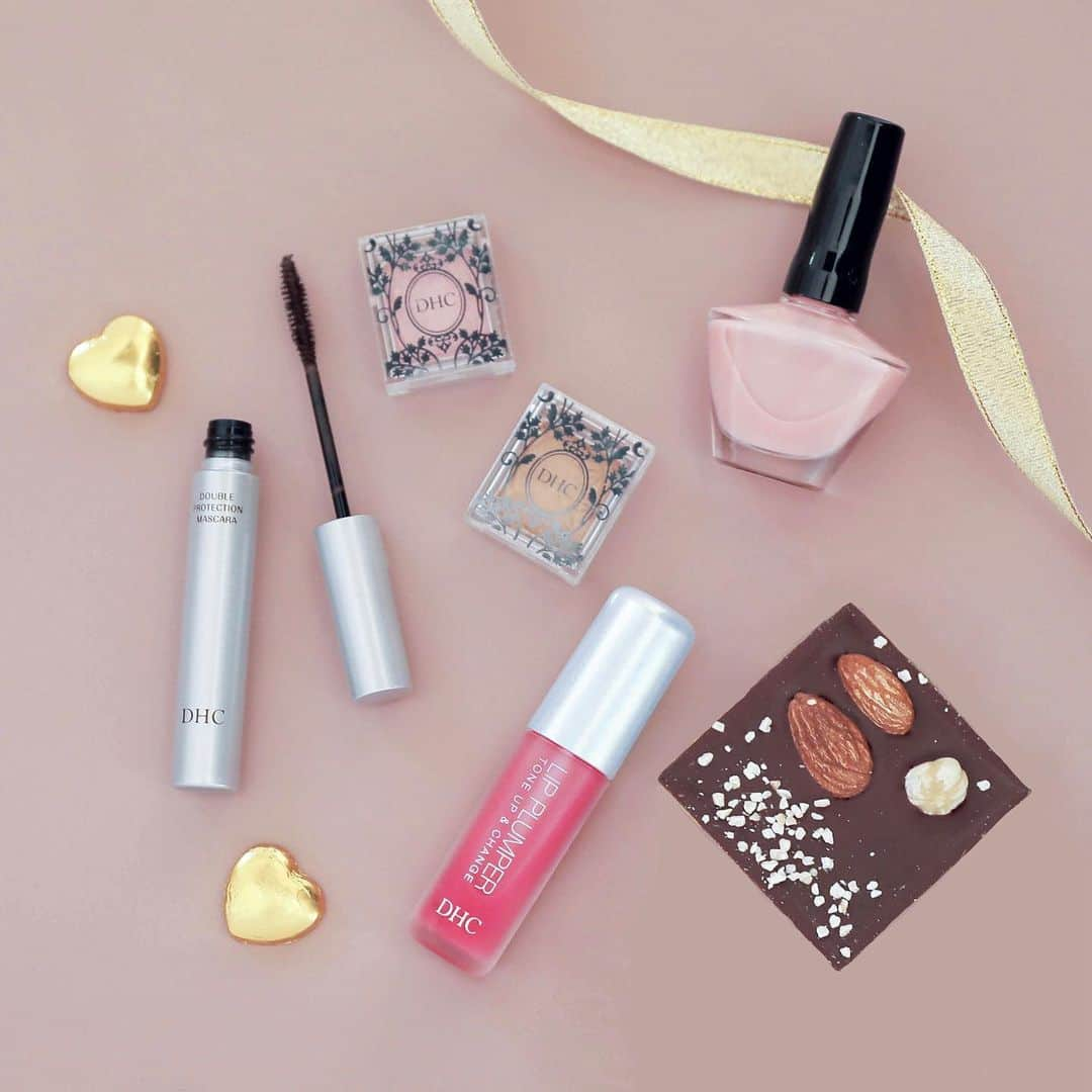 【DHC公式】コスメ♡ダイエット♡ファッション♡ネイルのインスタグラム：「.  ❤︎ DHC Valentine make up   バレンタインにぴったりなアイテムをご紹介！  目元はピュアなベージュをメインに広げ、ブラウンのマスカラをさっと塗り、明るく柔らかな印象に🌙  目尻、リップ、指先にピンクをさりげなく仕込んで、大人ガーリーの完成♡  甘すぎない、ピンクのニュアンスがポイントです☺️  DHCオールインワン クイックジェルエナメルEXアンティークピンク ¥900（税抜）  DHCリップ プランパー トーン アップ＆チェンジローズ ¥1,250（税抜）  DHCマスカラパーフェクトプロ（ダブルプロテクション）ブラウン ¥1,200（税抜）  シングルカラー ピュアベージュ、ブロッサムピンク (edited) ¥524（税抜）  . #DHC##ディーエイチシー#バレンタイン#コスメ#ピンクメイク#アイシャドウ#マスカラ#ブラウンマスカラ#リップ#グロス#ネイル#ネイルポリッシュ#プチプラコスメ#美容好き#美容 #美容垢 #美容好きな人と繋がりたい #美容マニア #美容オタク #成功コスメ#コスメオタク」