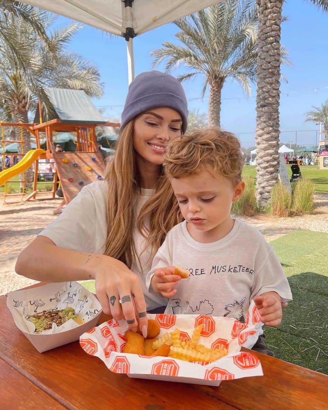 Caroline Receveurのインスタグラム：「Mais euuhh c’est MES nuggets 😠🍗」